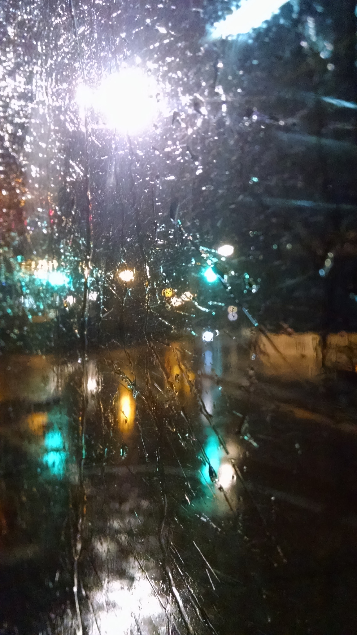 夜雨敲窗无人说?