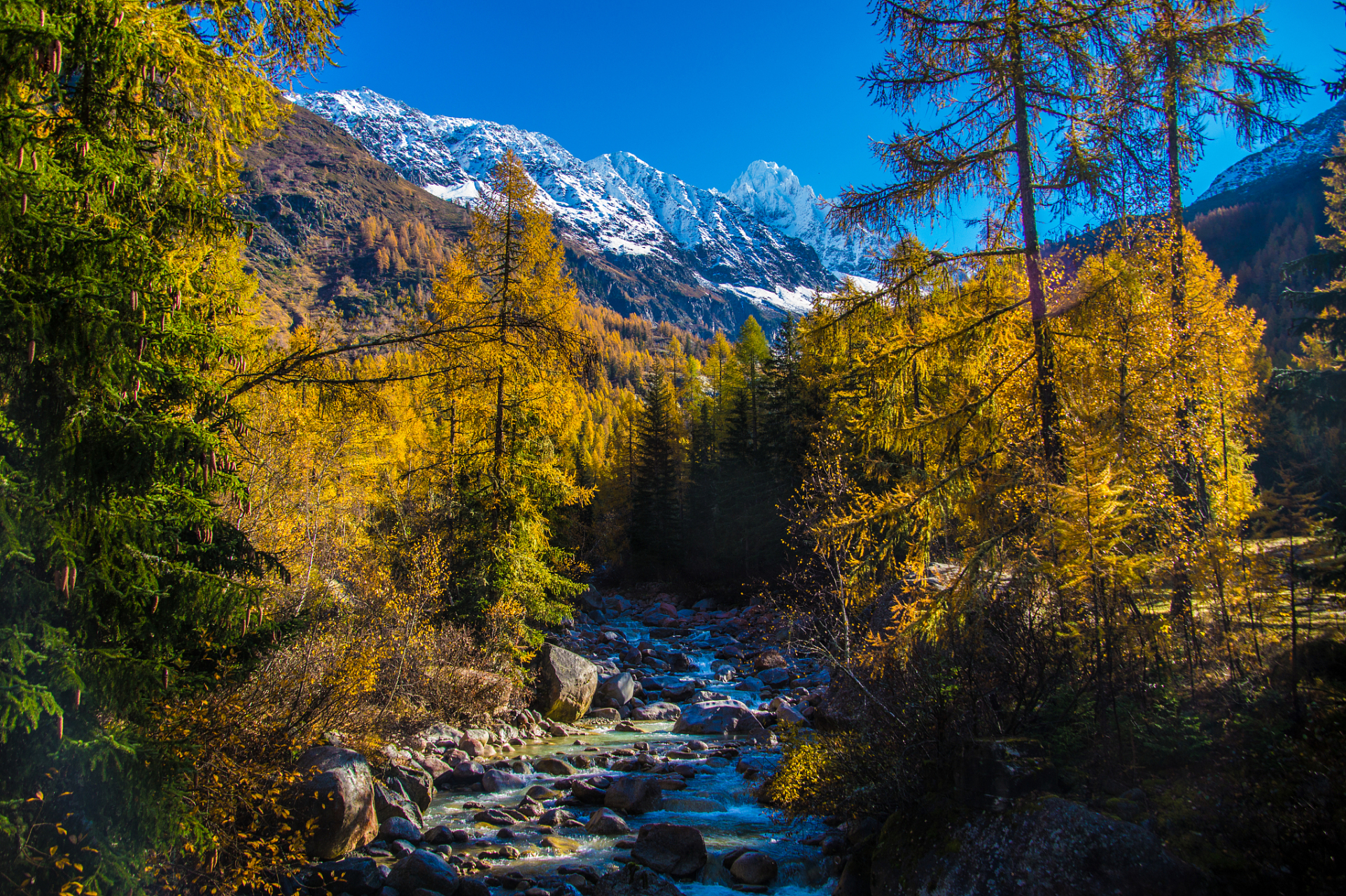 米亚罗红叶景区位于四川省阿坝藏族羌族自治州理县境内,距成都263公里