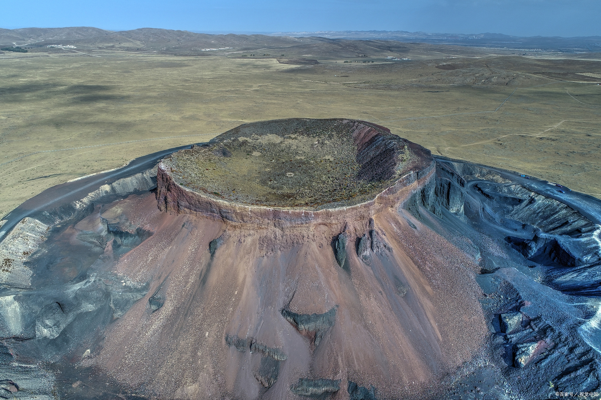 乌兰察布火山群位于内蒙古中部,这里有30多座如串珠式的火山分