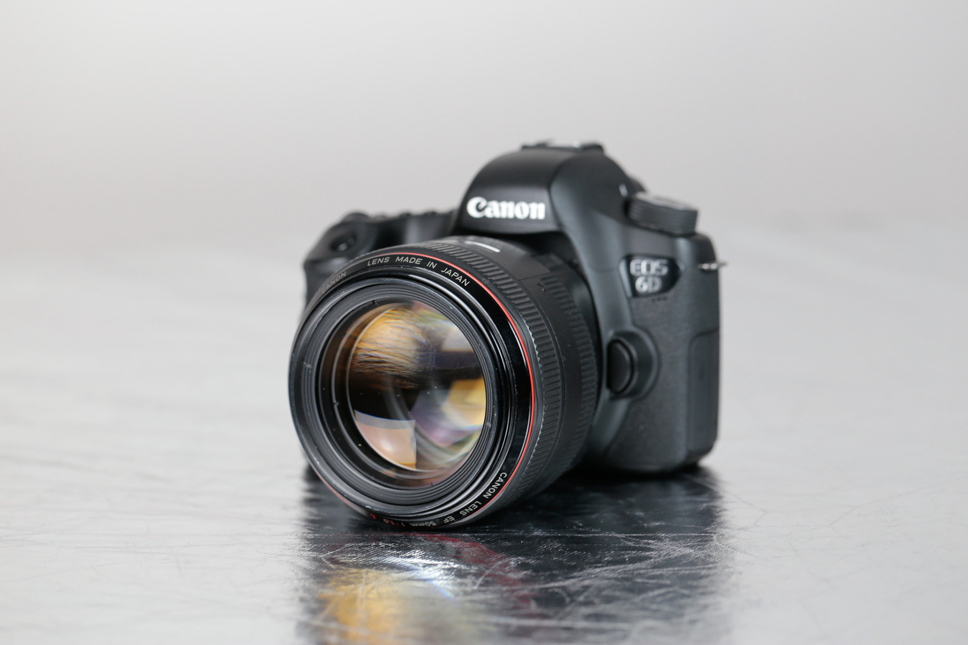 91 首先,6d2的机身非常紧凑,握持手感很好,非常适合拍摄旅行,街拍