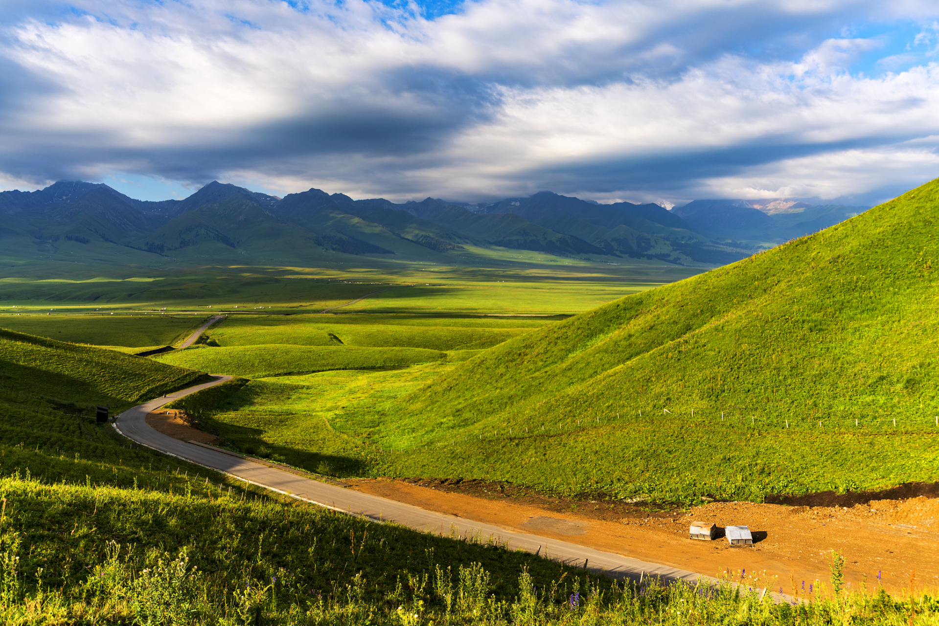 新疆伊犁被称为"塞上江南",有着优美的自然风光和丰富的旅游资源.