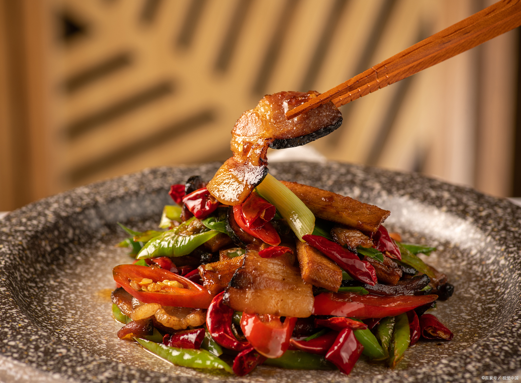 炒腊肉时,千万不能直接下锅炒,少了这几个步骤,腊肉又咸又肥腻