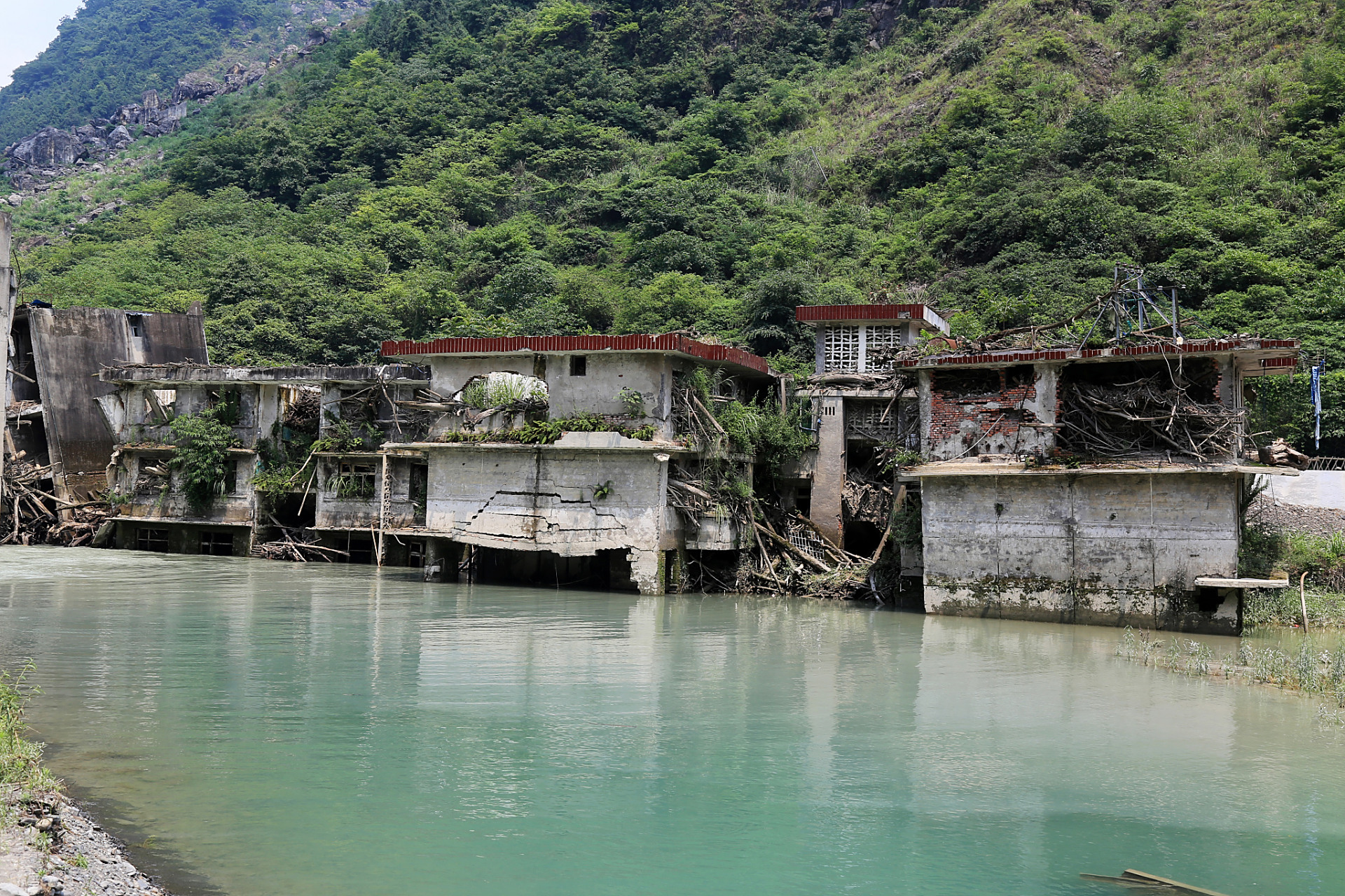 重庆巫溪县的宁厂古镇以其斜木支撑的"吊脚楼"建筑和青石街道蜿蜒延伸