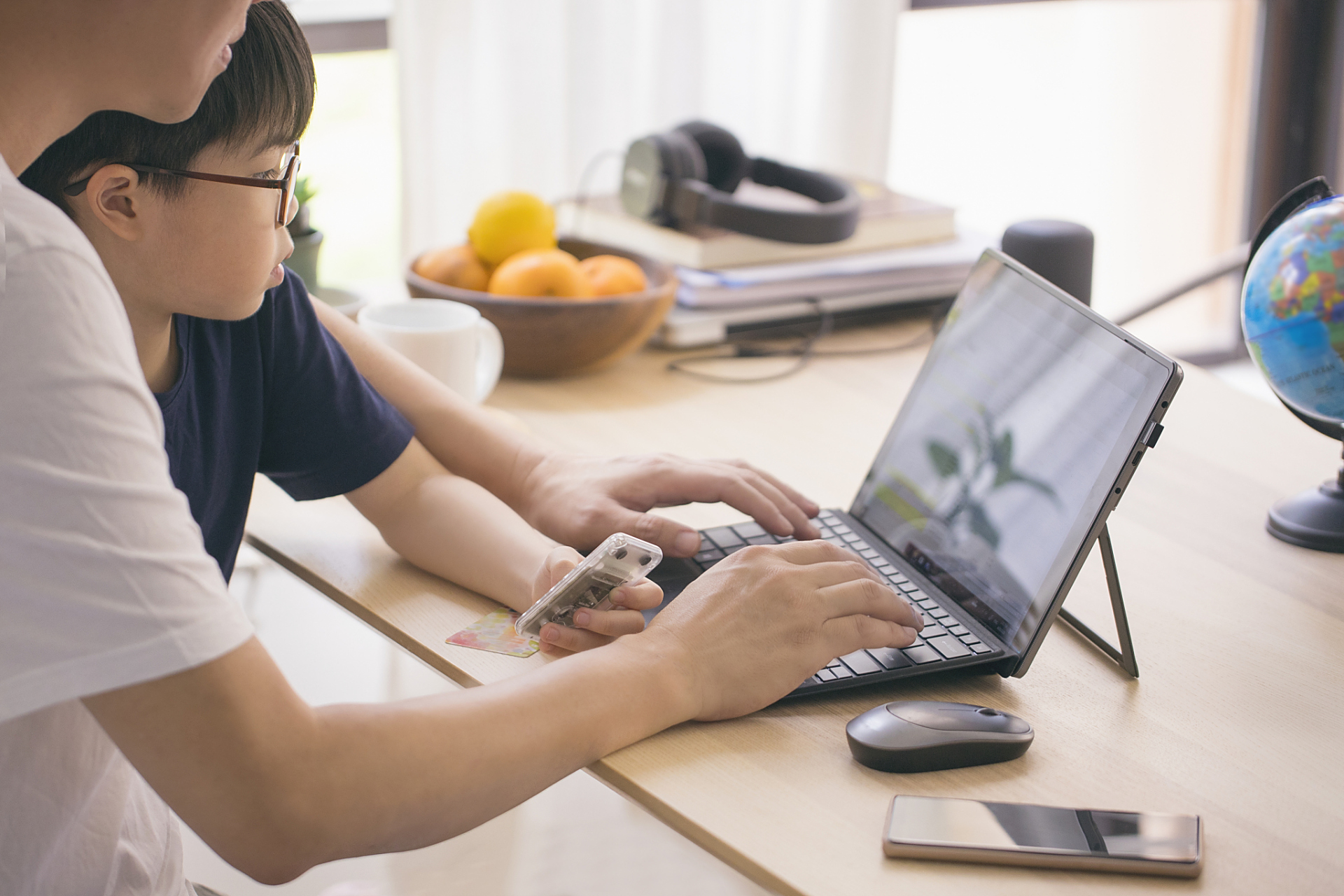 长时间盯着电子屏幕,导致眼睛疲劳,视力下降;久坐不