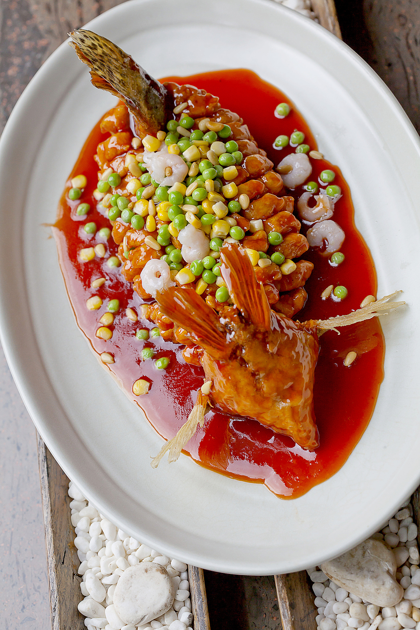 松鼠桂鱼是一道具有江苏地方特色的传统菜肴,特别受欢迎于苏州和南京