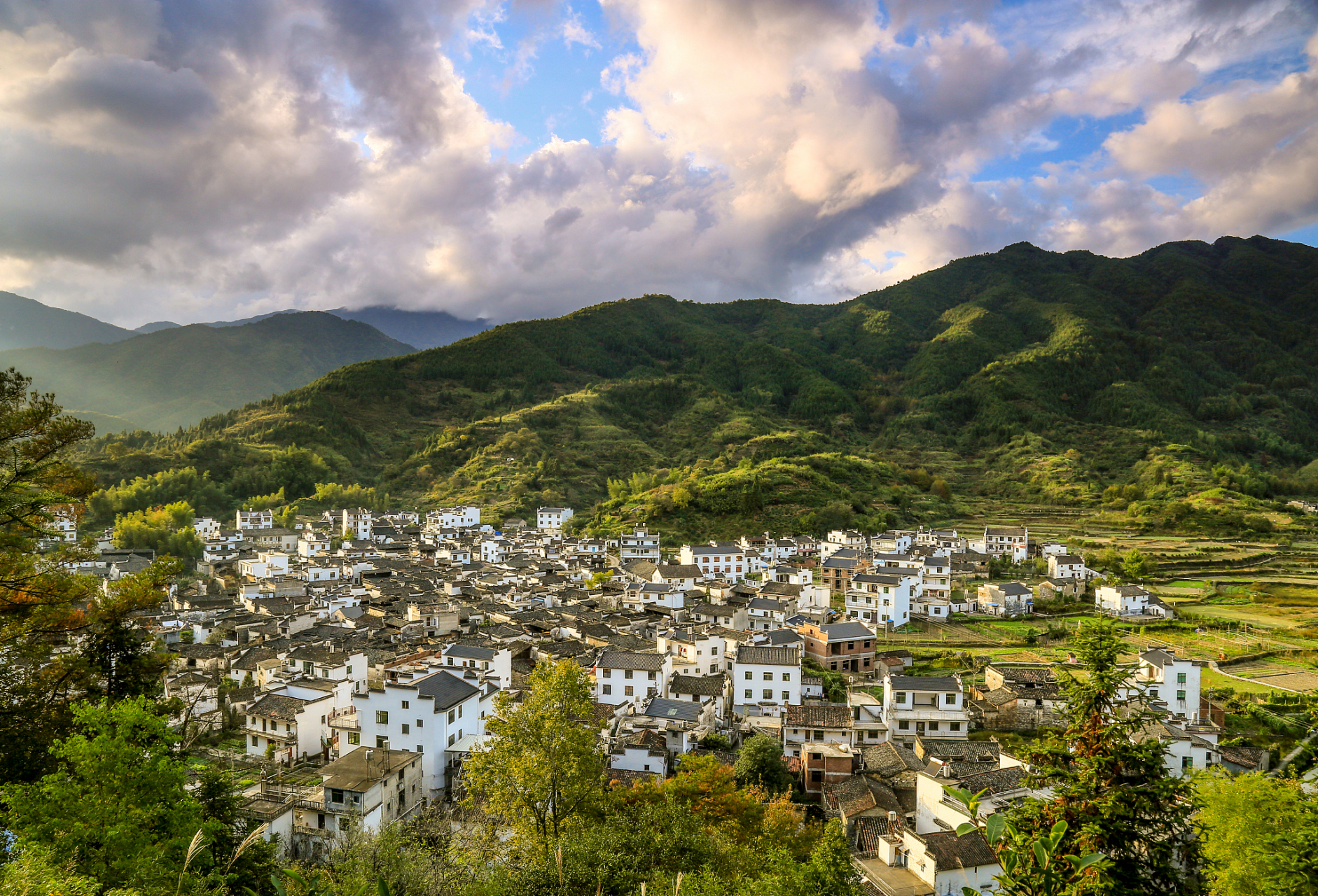婺源世外桃源,避暑胜地 婺源,这座历史悠久,风景如画的美丽山村,拥有