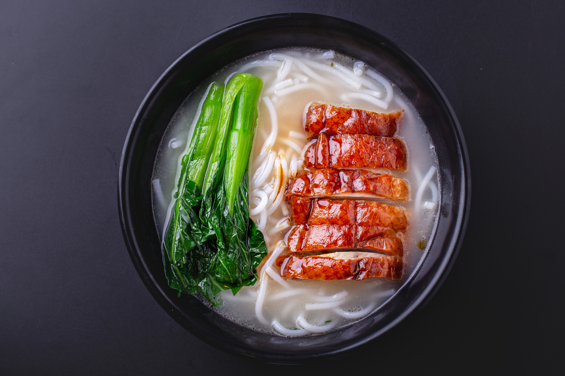 无数游客慕名而来,只为品尝一碗地道的烧鹅濑粉,满载而归时洋溢着幸福