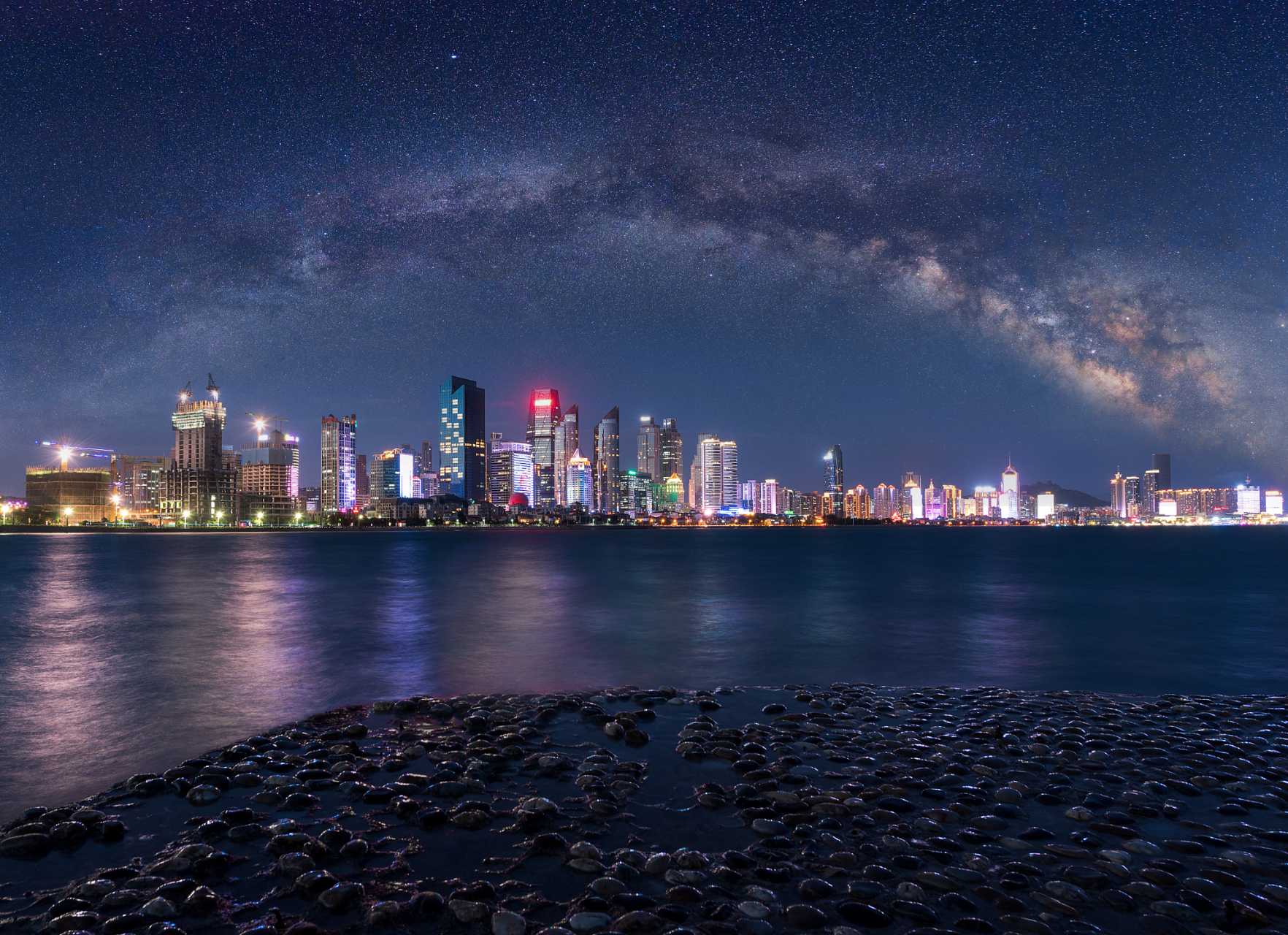 镜头里的春天# 滨海长廊的星光与人们心中的诗意相互辉映,散步者在此