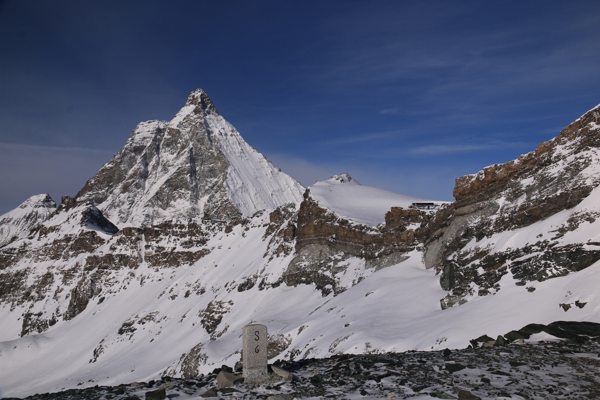 前往哈巴雪山,游客可以首先飞往乌鲁木齐,然后乘坐飞机或火车前往