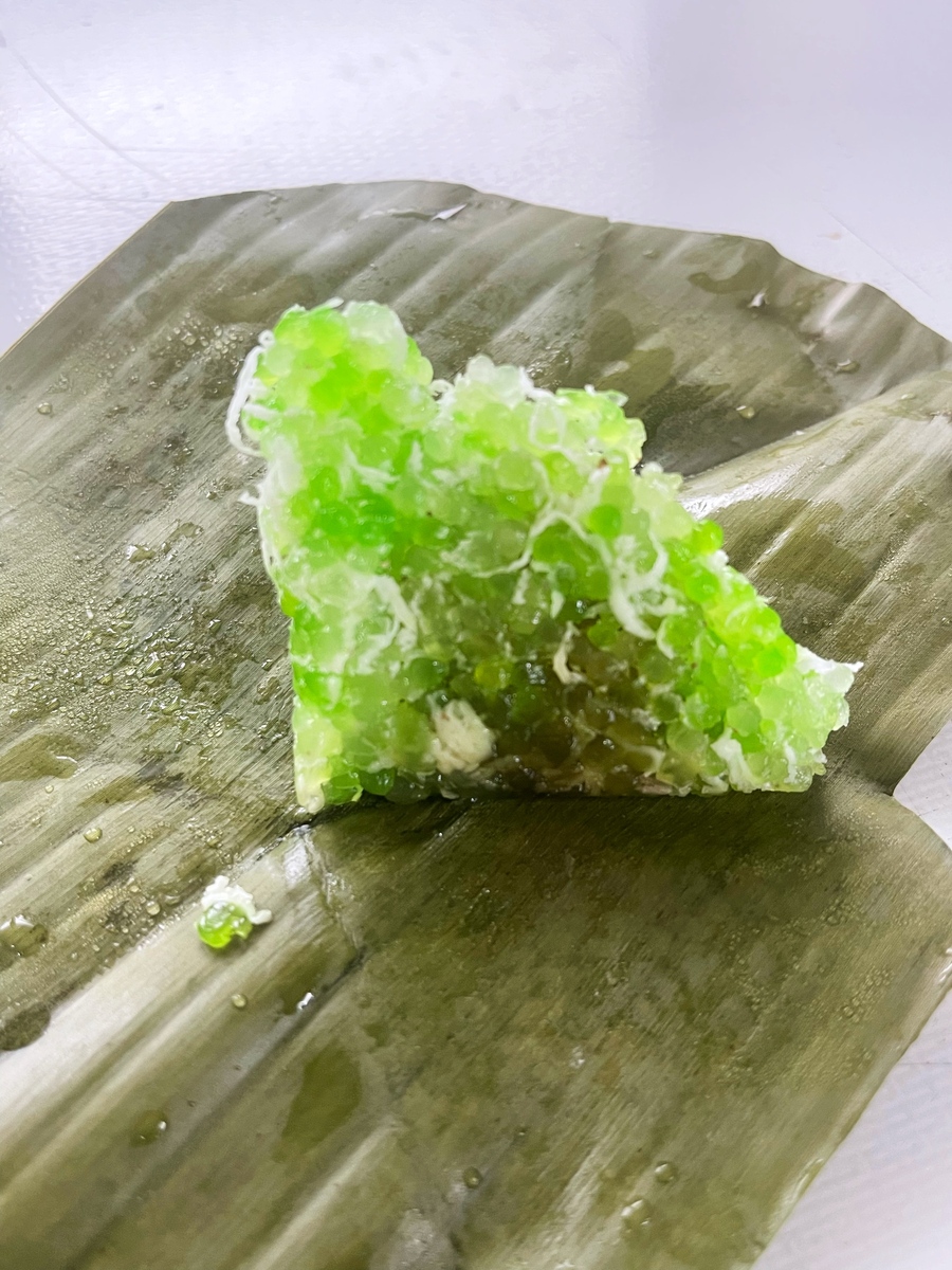 营口的玻璃叶饼有清香,柞树叶包着糯米蒸,蘸白糖吃