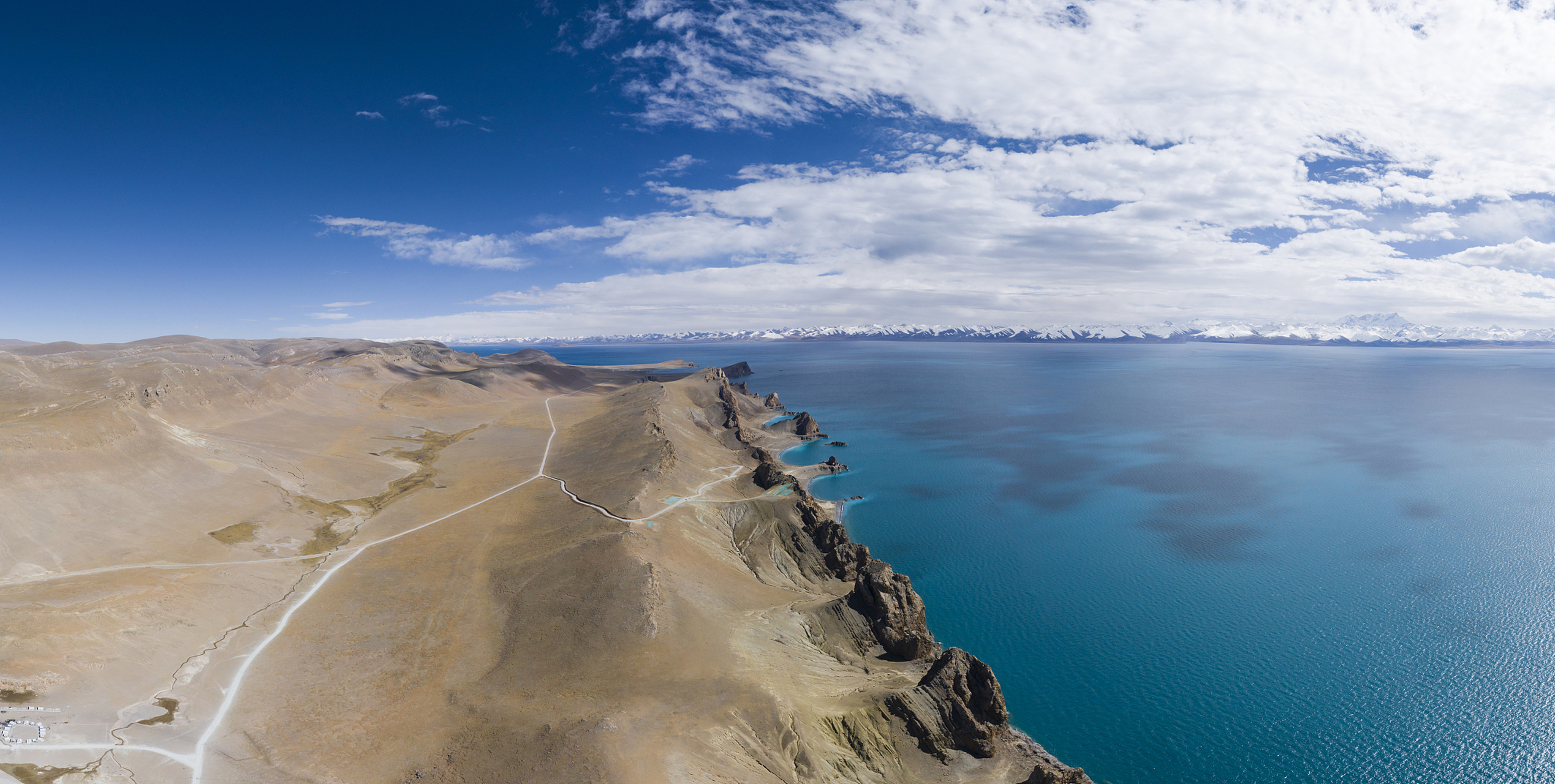 拉昂错和玛旁雍错两湖地处东西,被誉为"鬼湖"和"圣湖"之称,然而名声未