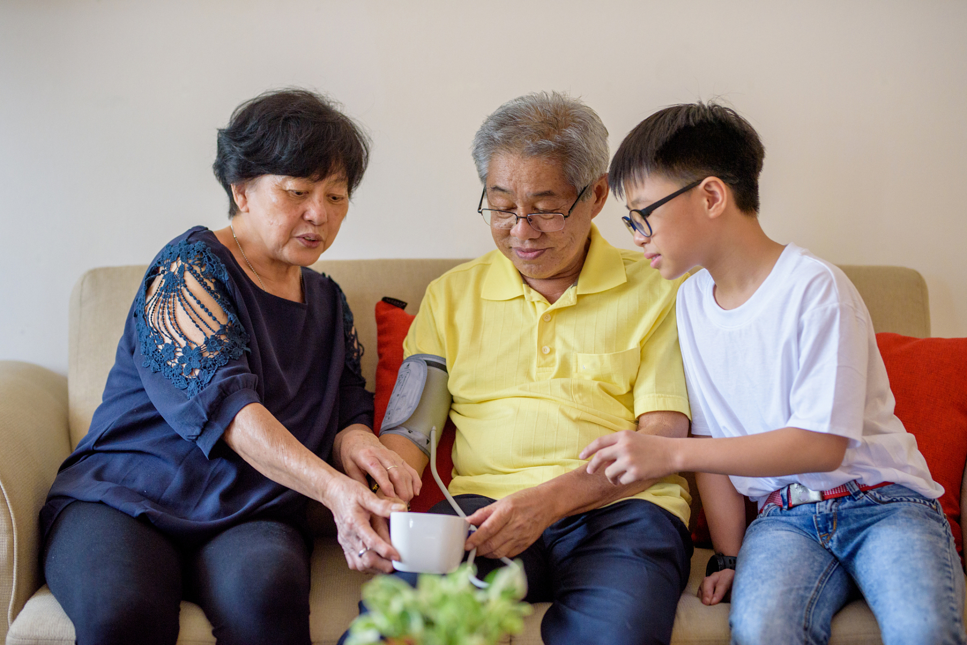 小徐带着男朋友到医院来看望父亲,没想到小徐母亲对准女婿说的一番话