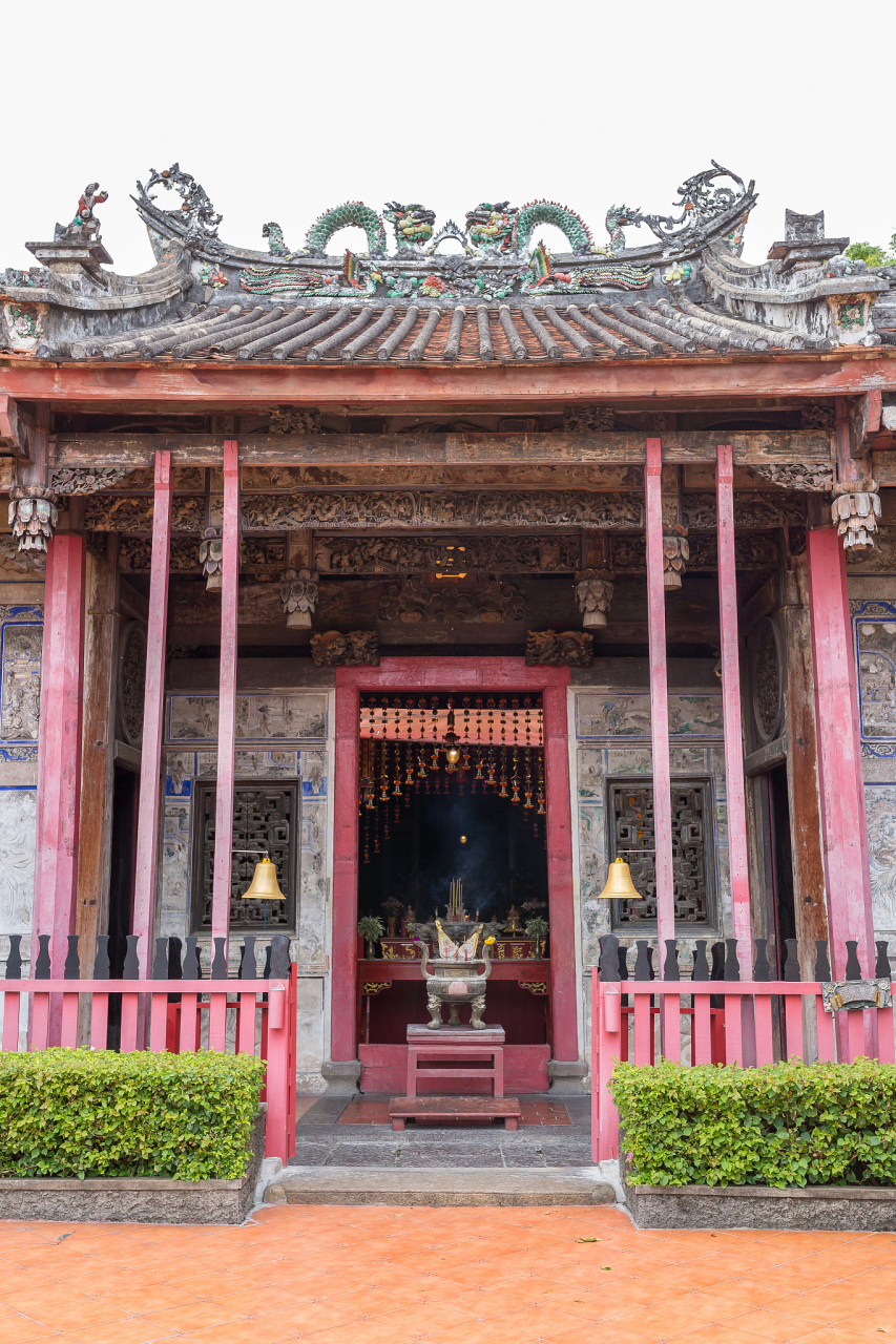 青礁慈济宫,又称慈济东宫,坐落于福建省厦门市海沧区青礁村崎山窒下