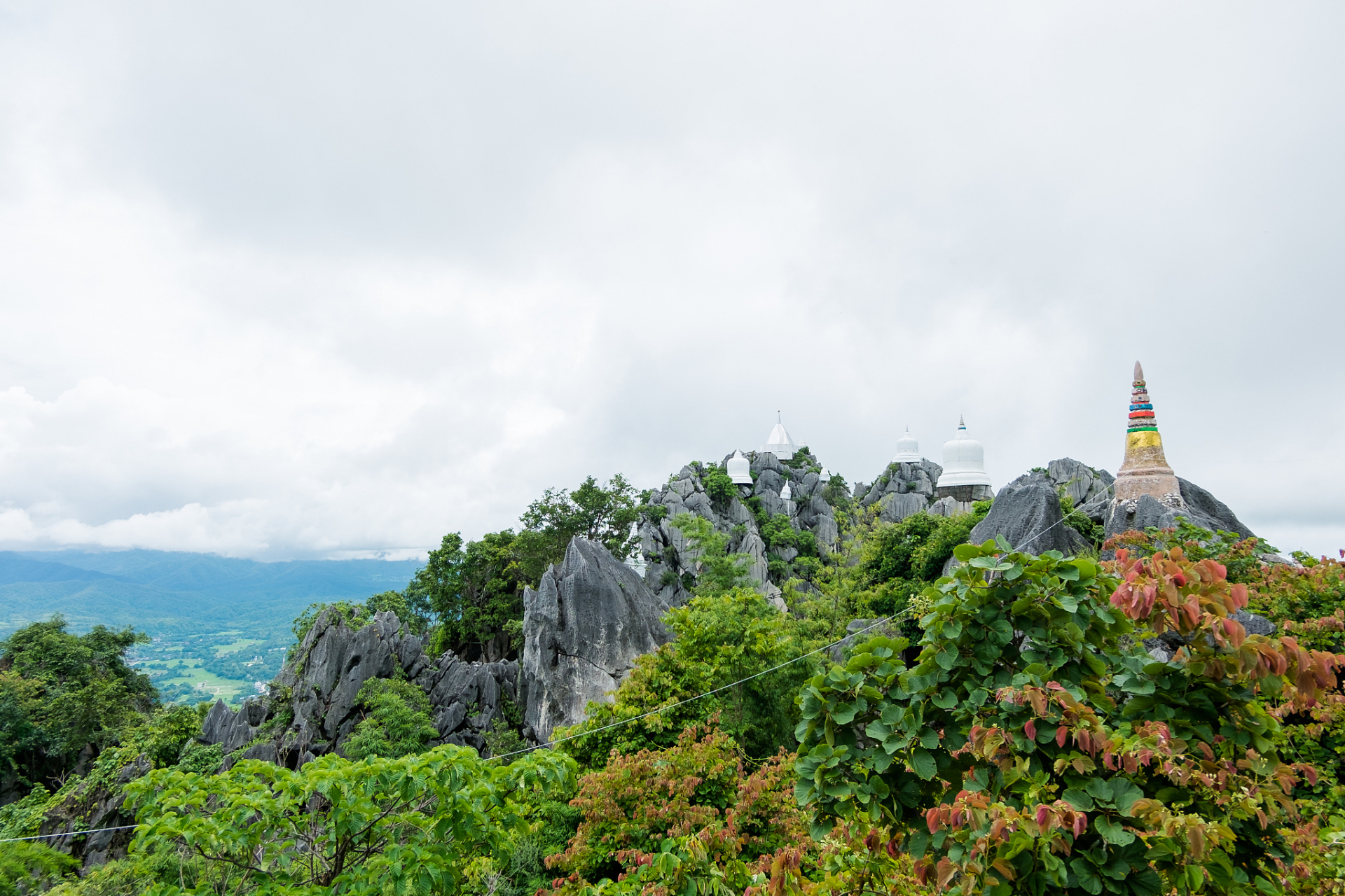 弥勒西山位于云南红河哈尼族彝族自治州弥勒市,是滇东南著名的风景