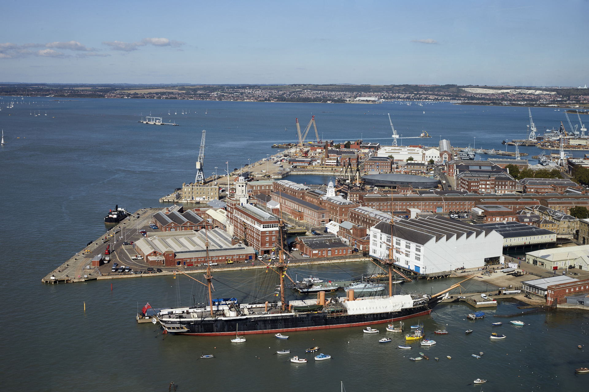 俄罗斯突袭乌克兰港口,自杀无人艇仓库被毁 在最近的一次行动中