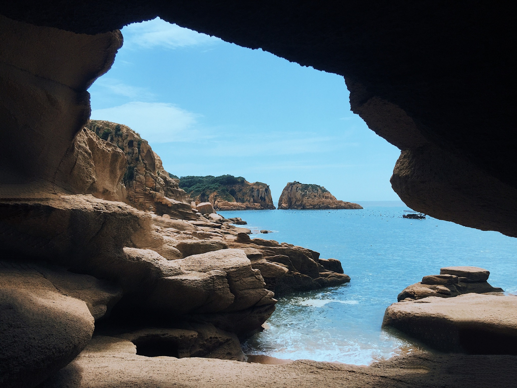 福建霞浦·下尾岛,千年海水侵蚀雕刻的海蚀洞景观,壮美奇幻