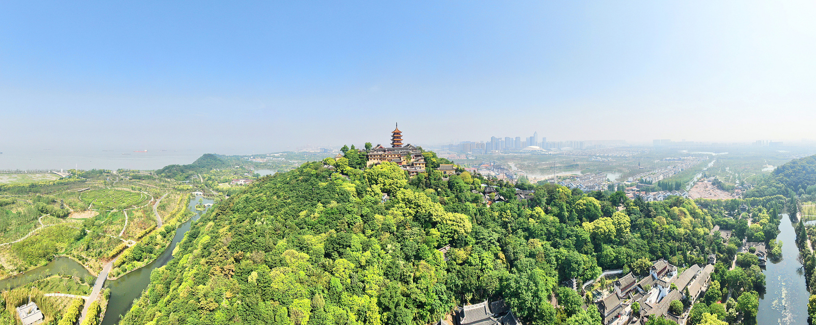 江苏南通拥有丰富的旅游景点,包括濠河,博物苑,狼山风景区,啬园,人民