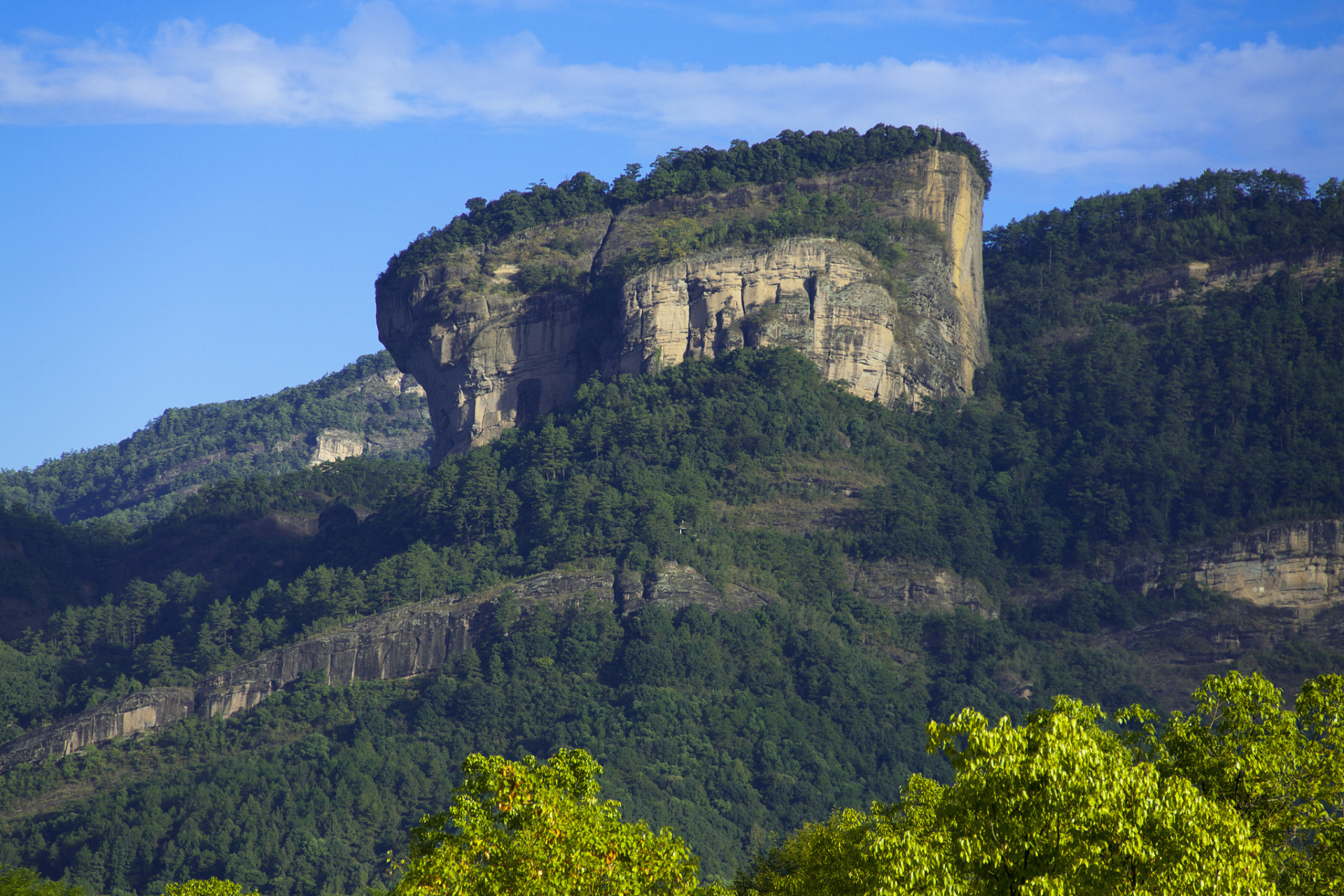 雁荡山风景名胜区面积广大,包括灵峰,三折瀑,灵岩,大龙湫,石梁,显胜