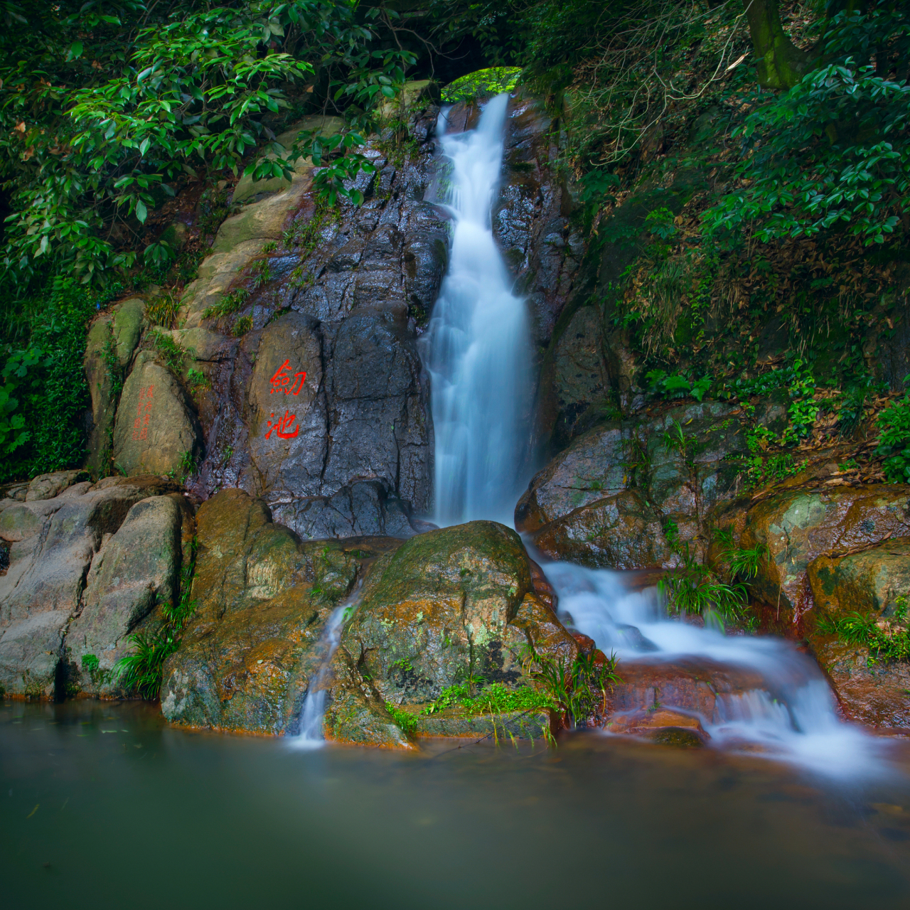 瑶溪的自然景观如仙境般美不胜收,碧溪幽谷,苍崖峡岭,孤峰峭壁,石柱叠