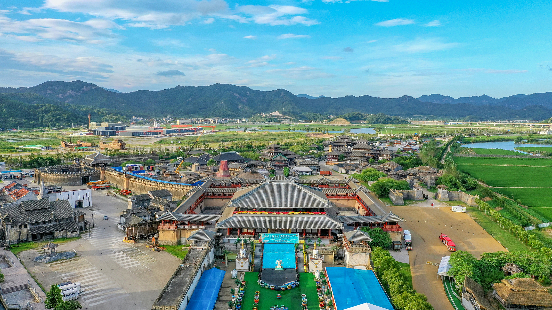 山影视城襄阳城边,归云庄,榕树林,陆家庄,花果山宛如童话般真实.