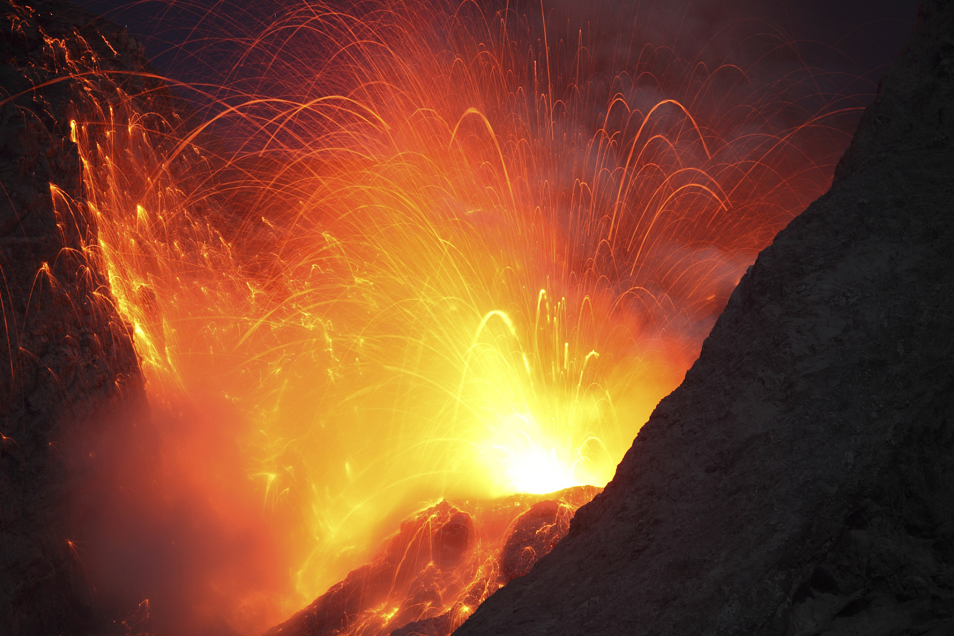 火山爆发,是地球内部的狂暴力量瞬间冲破地壳的壮丽奇观!