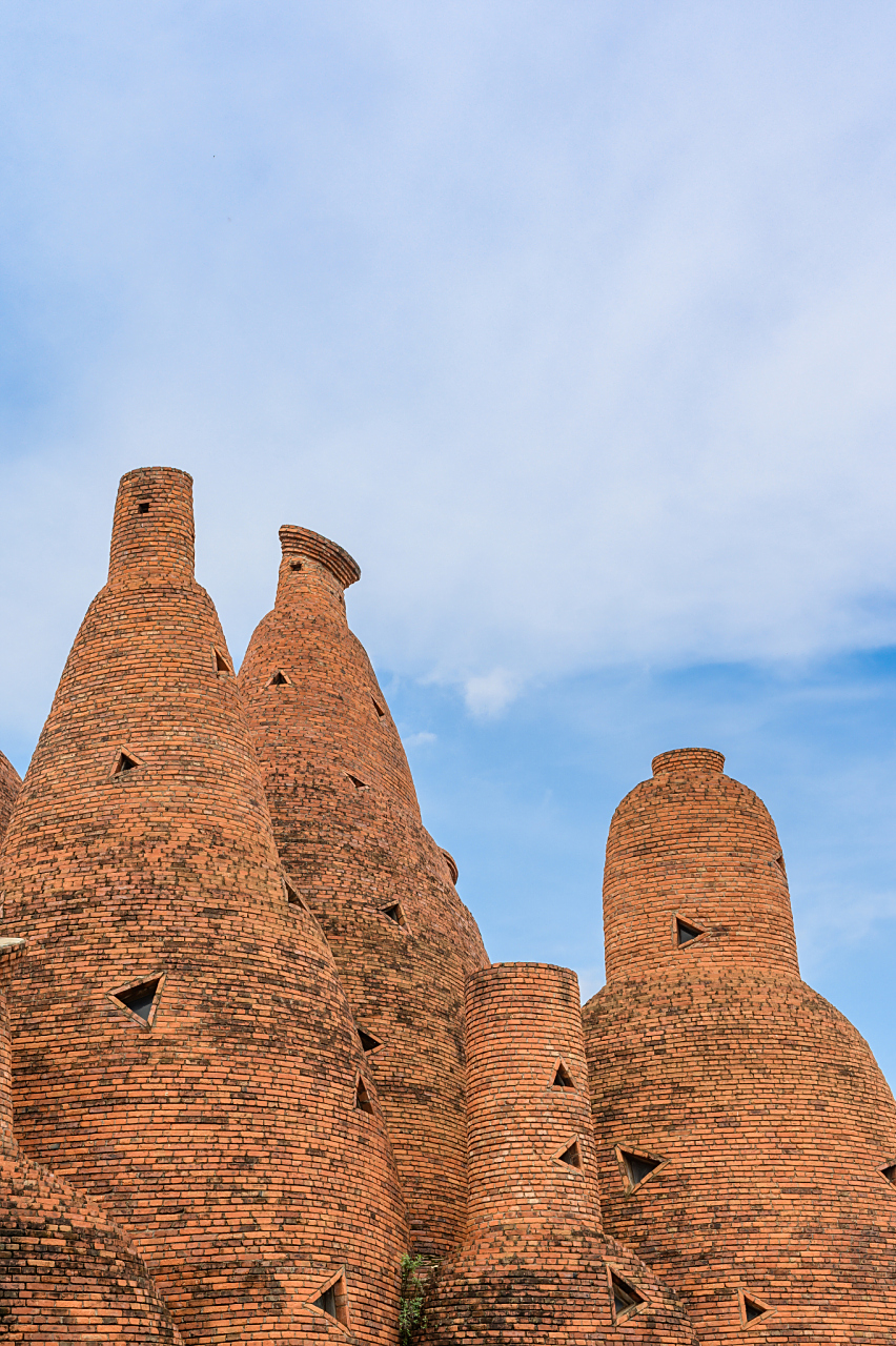 东风韵景区:云南弥勒市的农垦文化与艺术风光之旅  正文: 大家好!