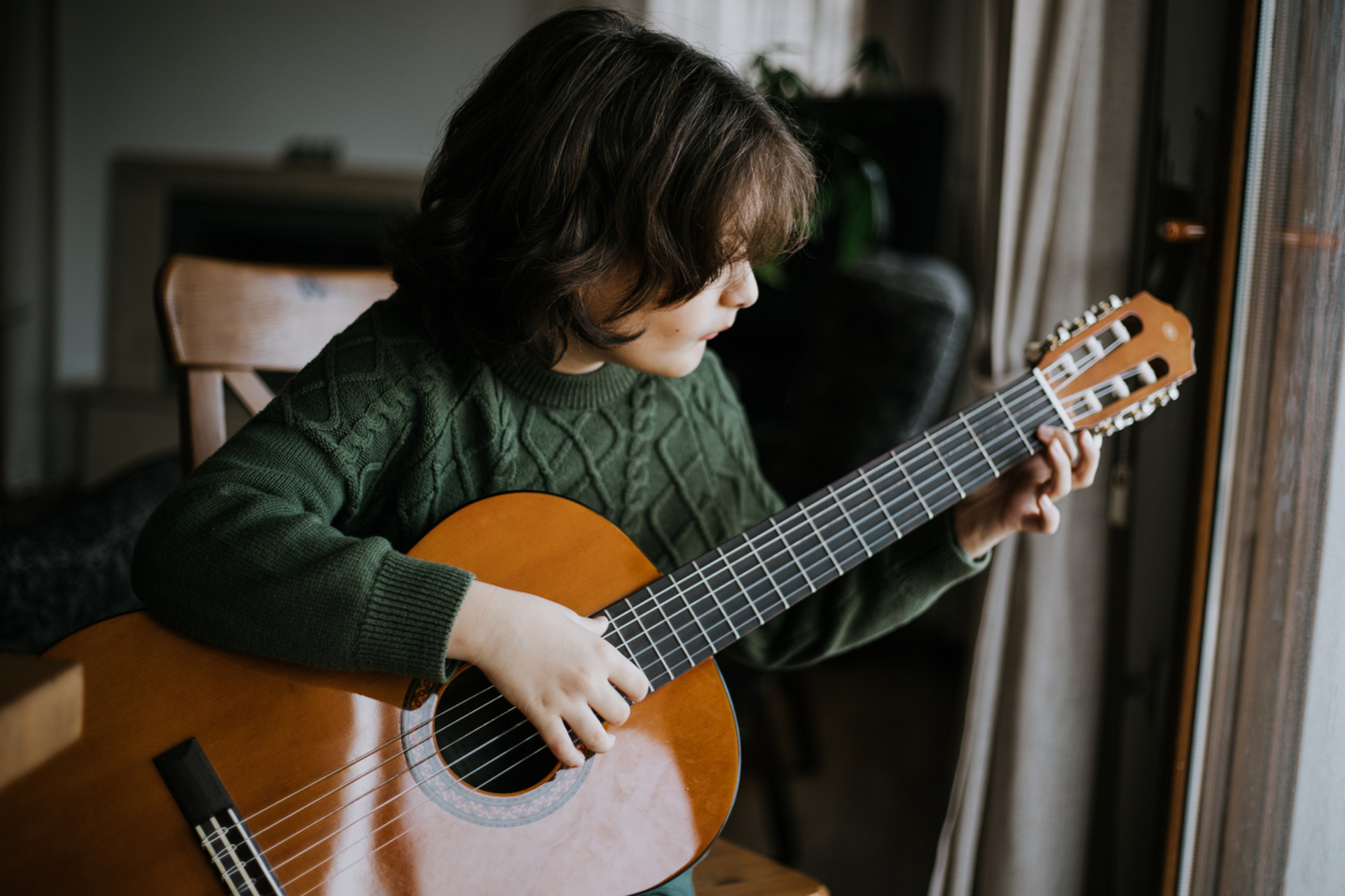 如何正确拿吉他 拿吉他的正确姿势对于演奏的舒适性和技术发展非常