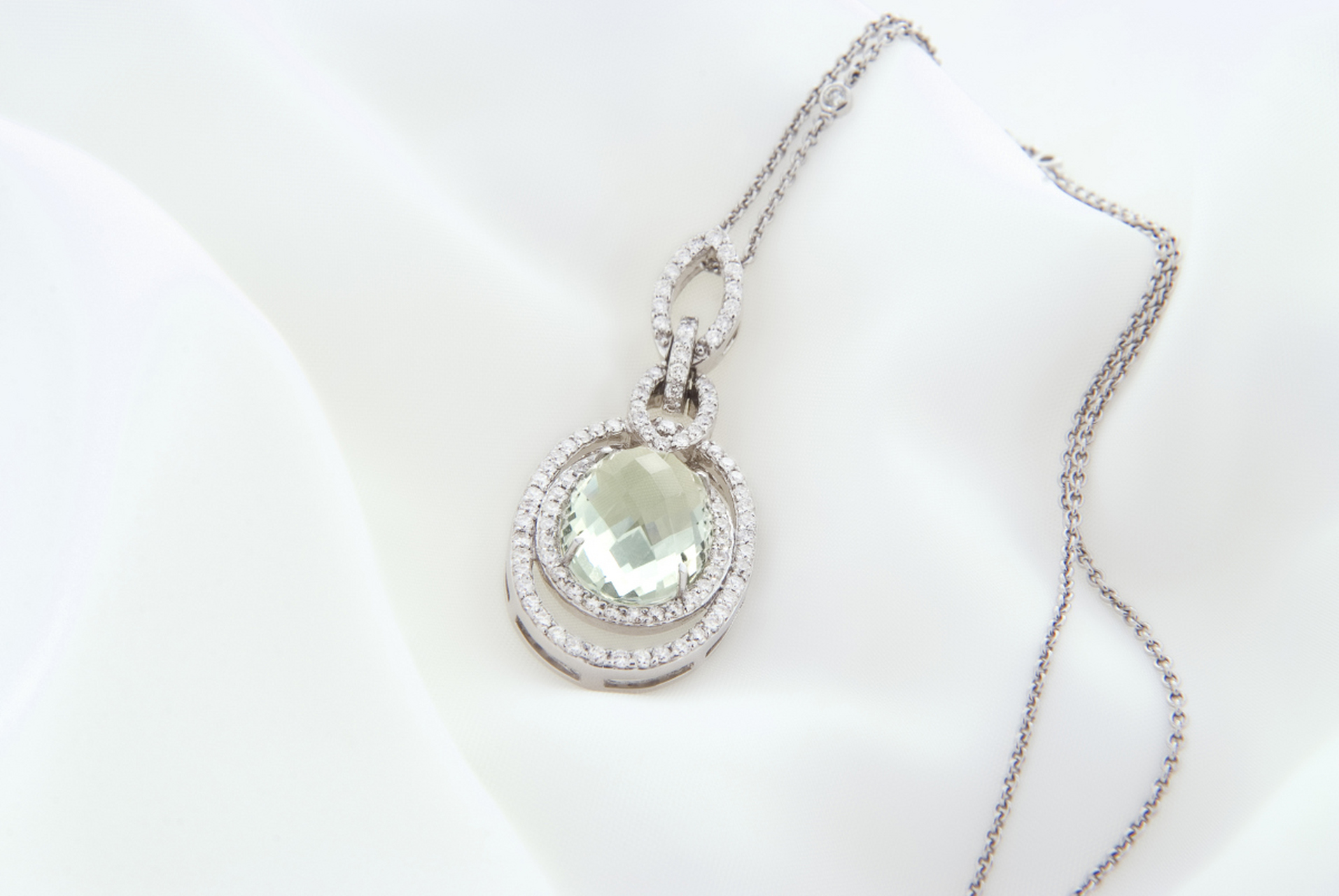 护心仪吊坠是一种寓意保护和祝福的饰品,可以按照个人喜好和信仰选择