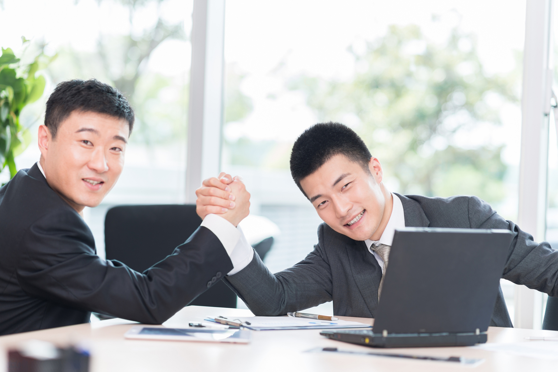 名气越大,声音越响,在圈子里混的时间就越久.