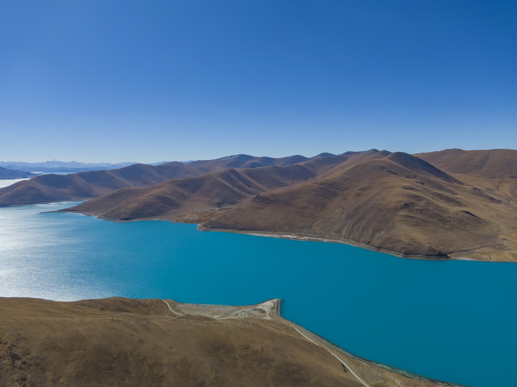 近日,汽车与旅游界的一大热点——位于藏北与新疆交界处的羊湖,成为了