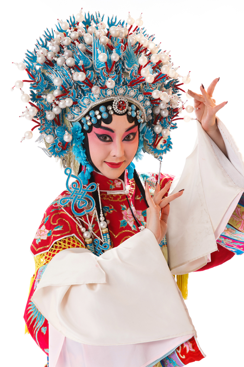 京剧起源于清朝北京,已有近两百年历史,由徽剧和汉调融合形成