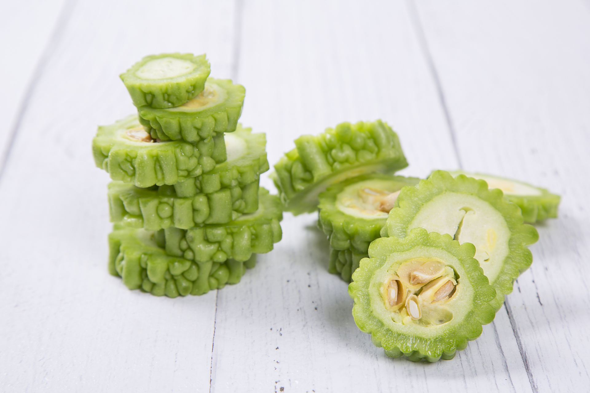 夏季吃苦瓜的好处有以下几点: 消暑清热:苦瓜具有消暑清热,消暑解渴的