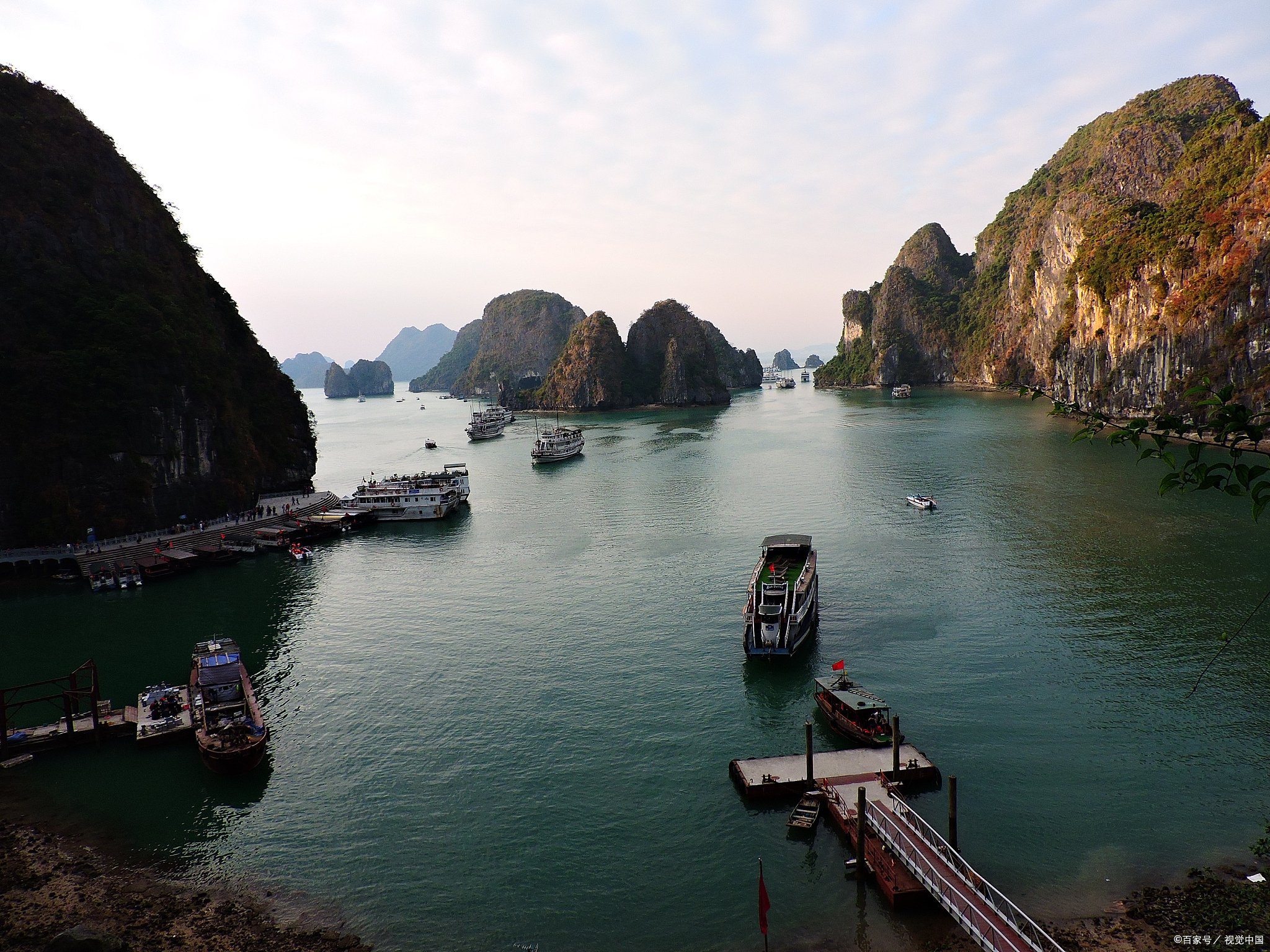 越南下龙湾景点介绍|下龙湾是越南北方广宁省的一个海湾,位于越南东北