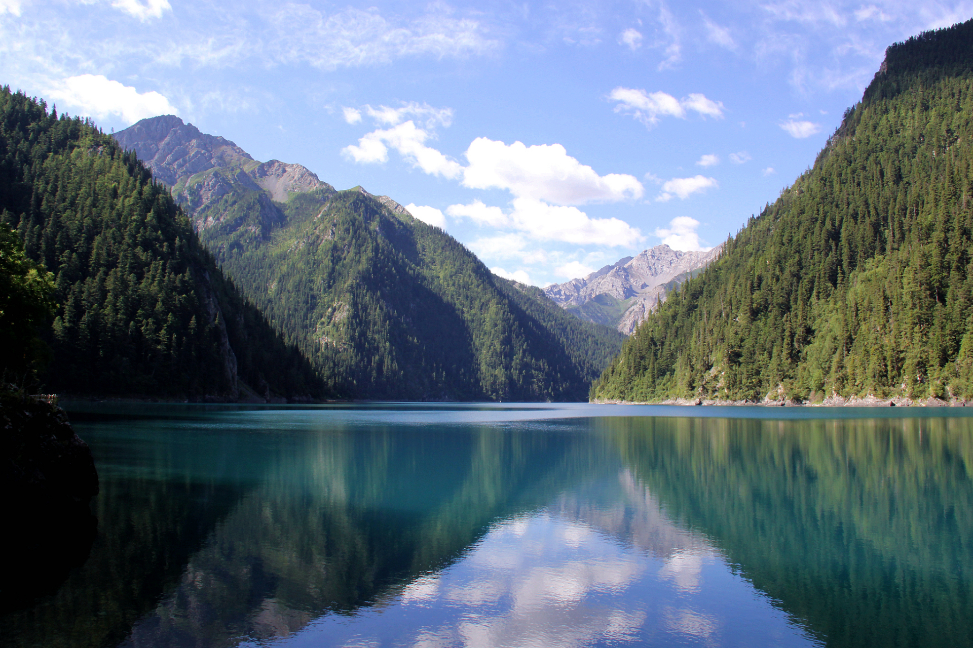 大家好,今天我要带大家了解一下九寨沟长海这个神秘而又美丽的景点.