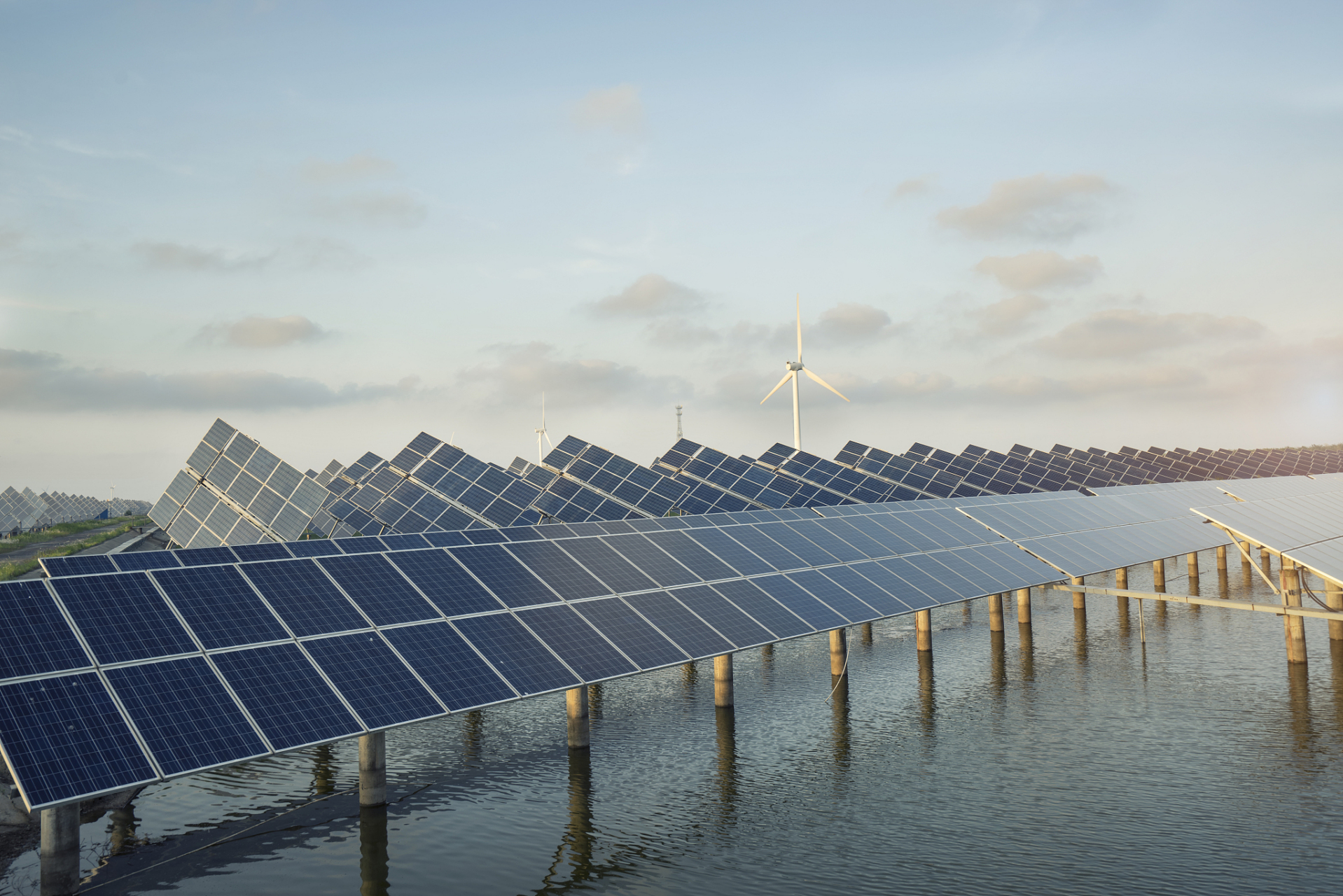 海上光伏钢结构防腐涂料是针对海洋环境研发的重防腐涂料,具有高耐