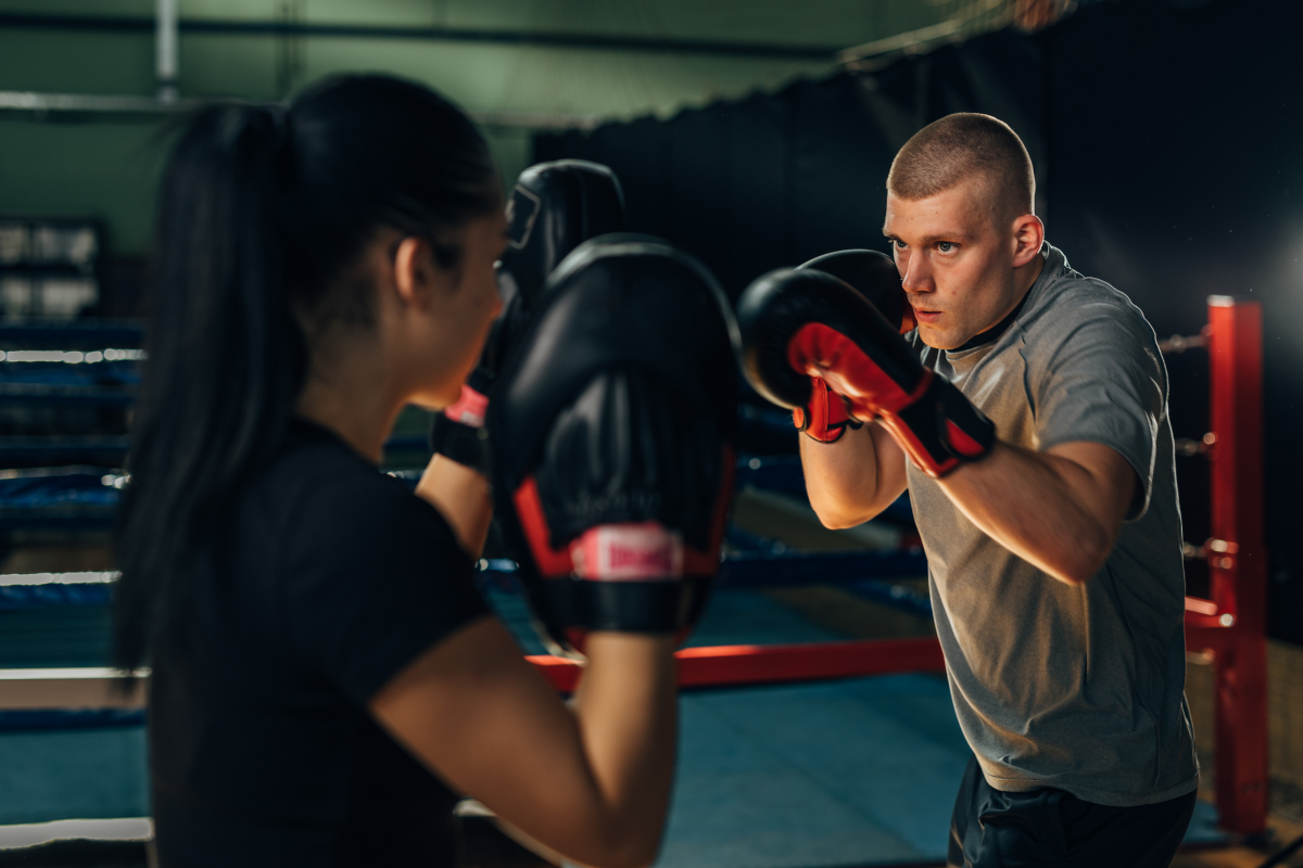 美国拳击运动起源于18世纪末,经历了多次起伏和发展,如今已经成为了