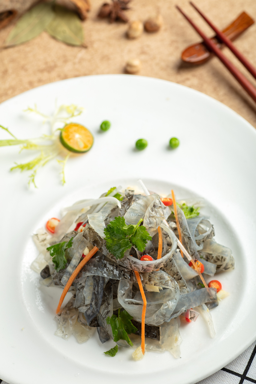 正宗的凉拌鱼皮,弹性十足,而且非常爽口.