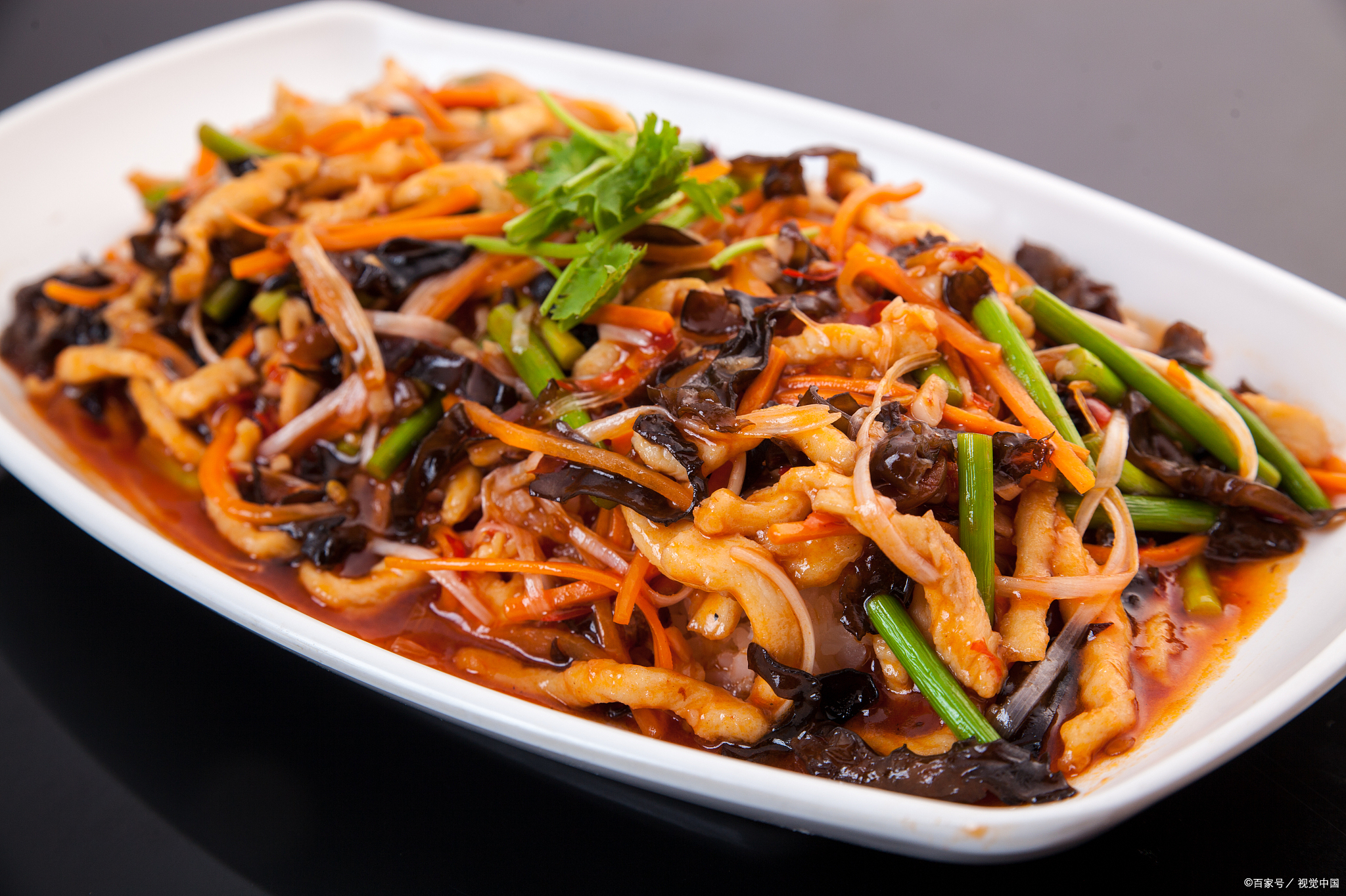 鱼香肉丝是一道非常美味的川菜,其独特的酸甜口味深受人们的喜爱.