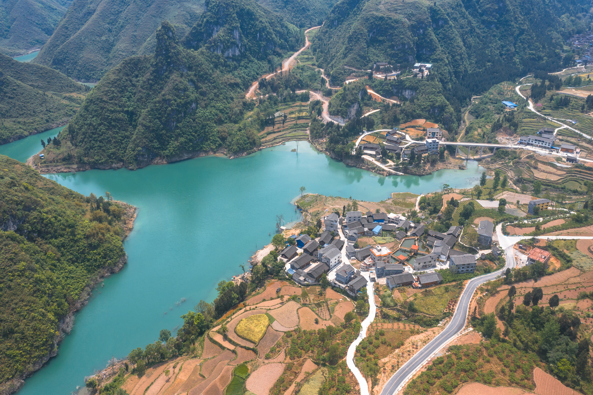 这座位于浙江省杭州市淳安县千岛湖姜家镇的小镇,历经1339年,是一座