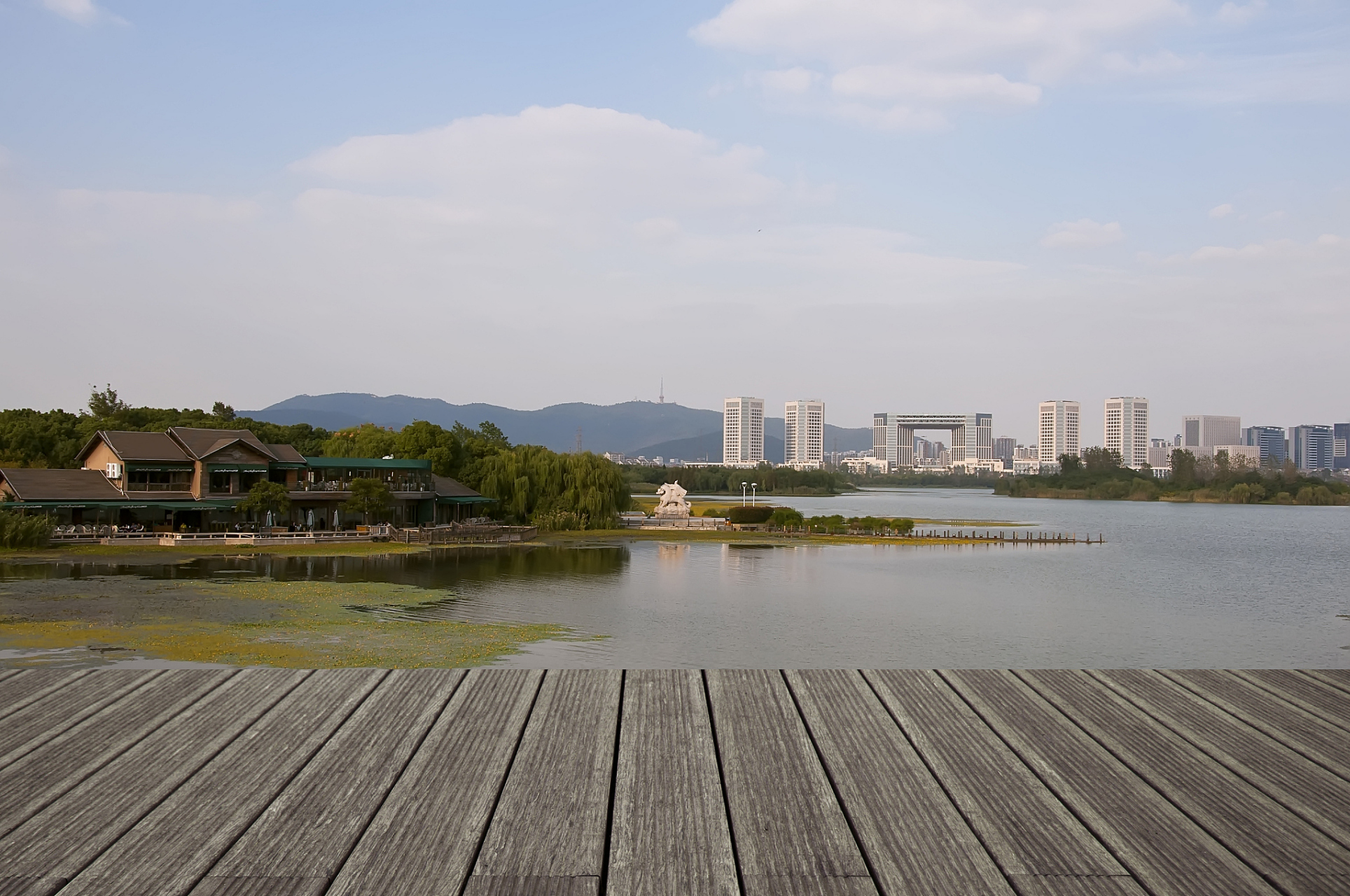 千龙湖,一个充满神秘色彩的名字,仿佛在诉说着古老的故事.