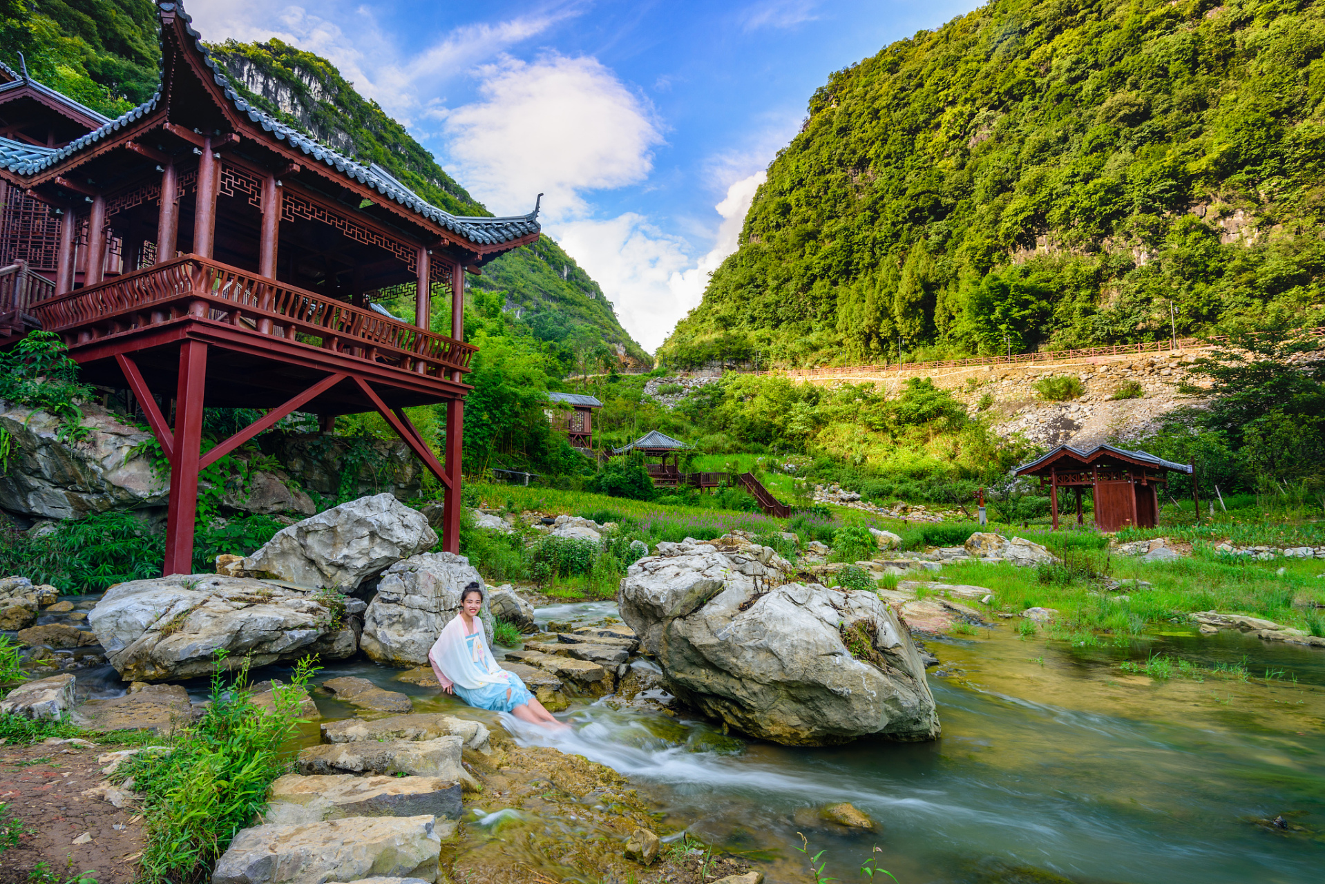 坝美村位于云南省文山州广南县北部八达乡和阿科乡交界处,村子四面