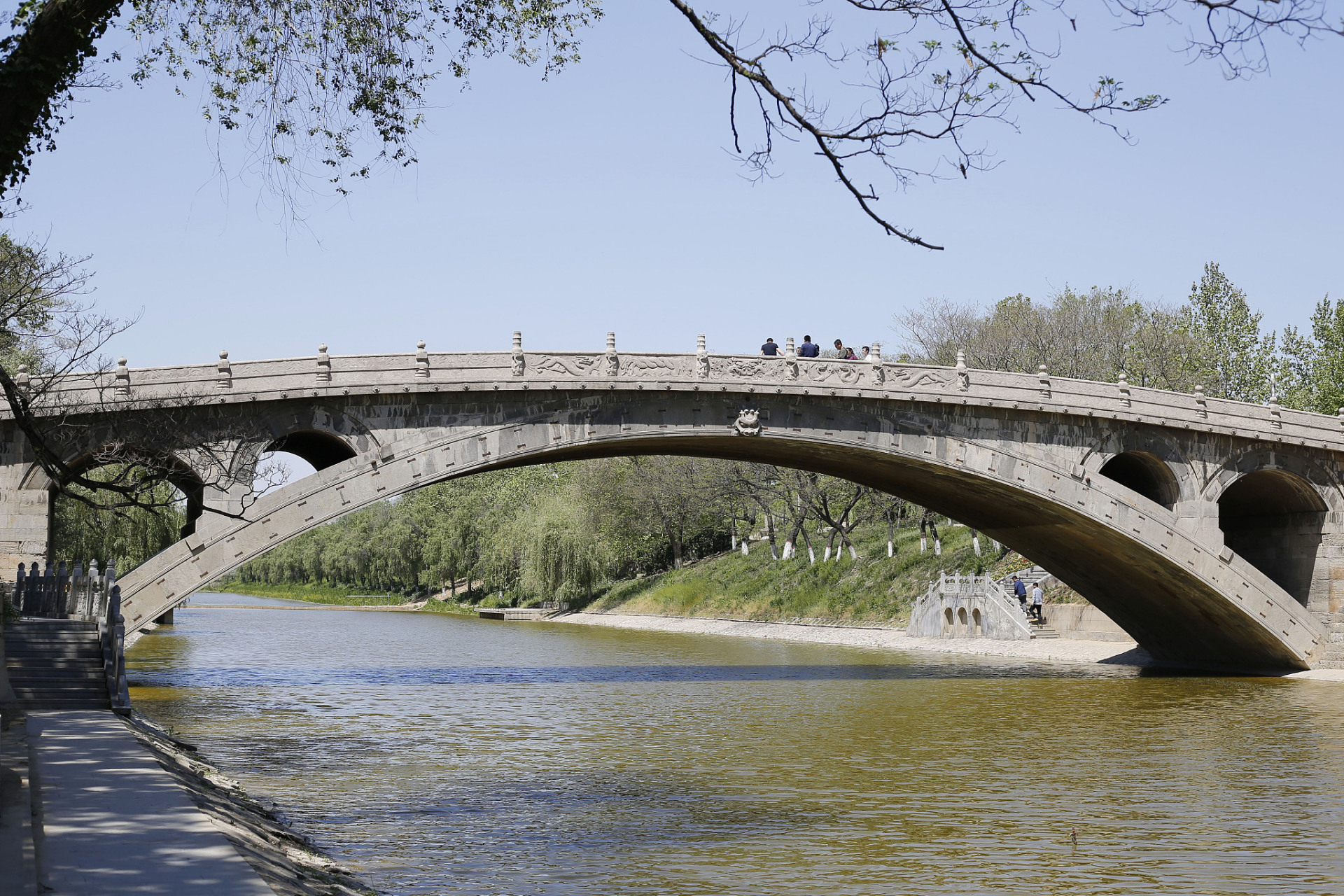 免费开放后,游客数量激增,给当地旅游环境带来了不小的影响.