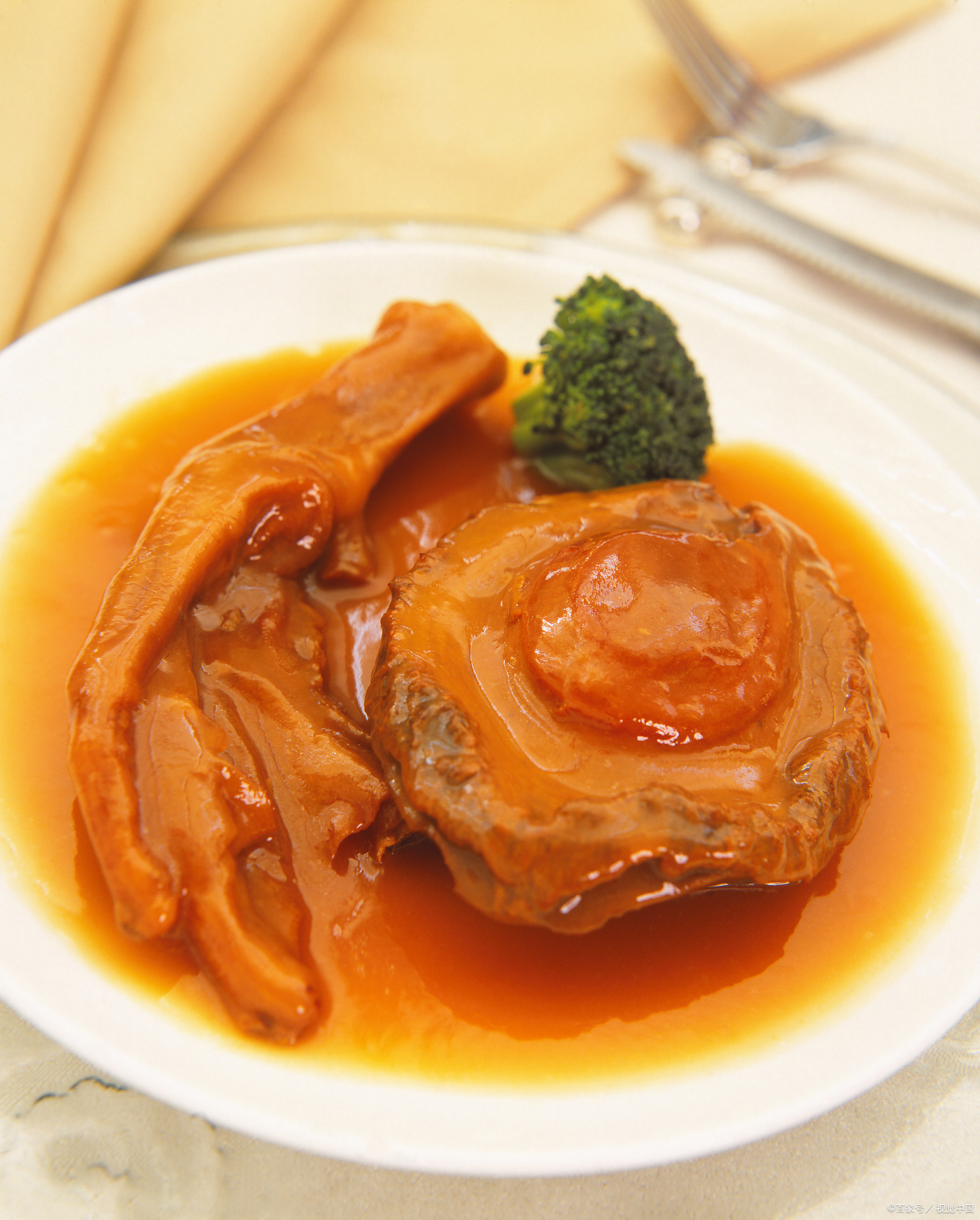 这道菜是大连地区的一道经典美食,以其鲜美的鲍鱼和鹅掌为主要食材