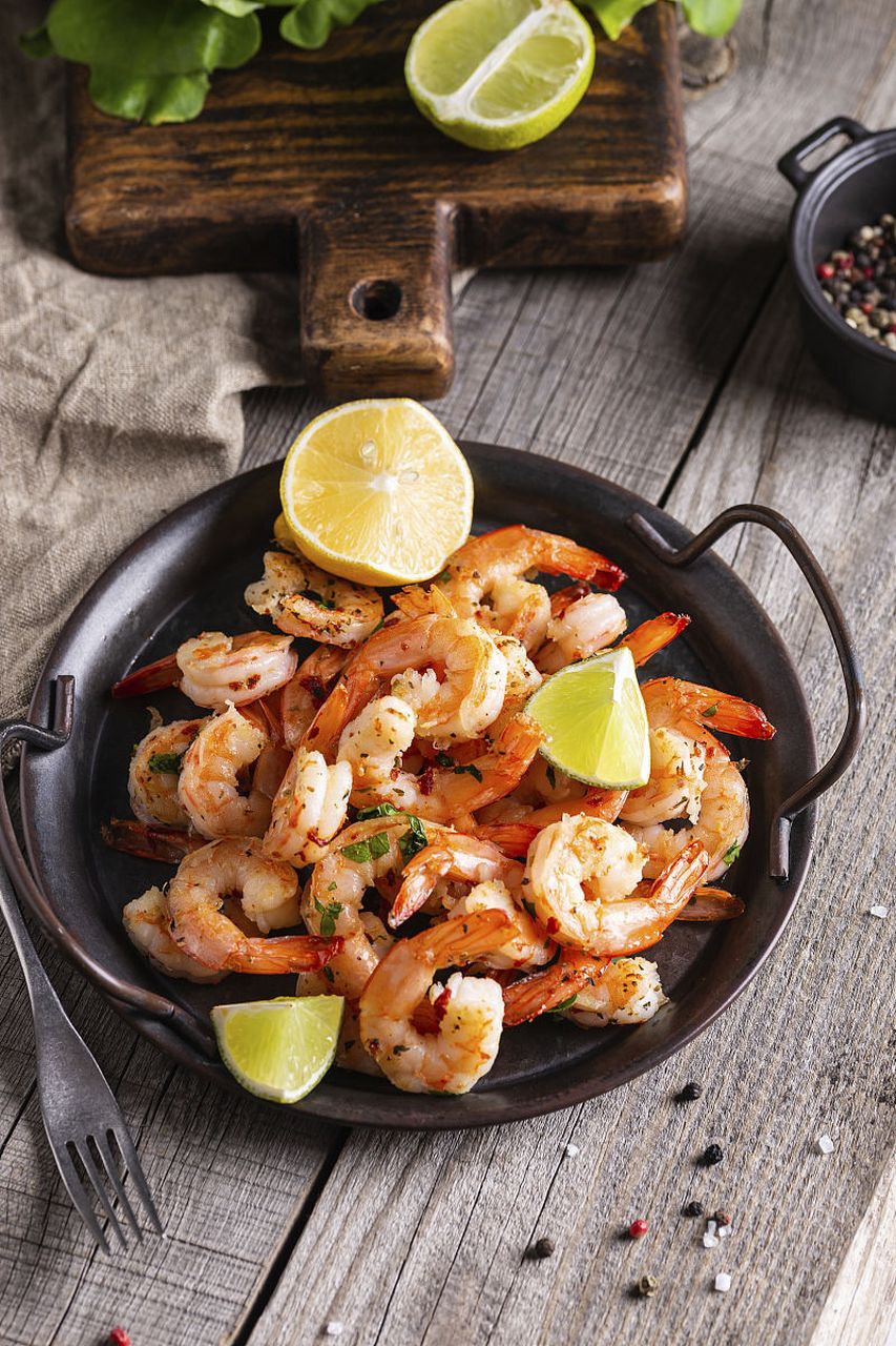 韩国的海鲜炒年糕(seafood stir-fried rice cake)是一道融合了丰富