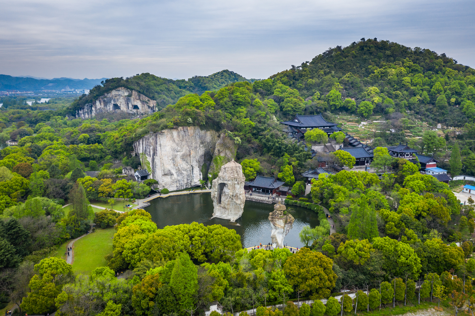 有许多著名景点,如鲁迅故里,兰亭,沈园,东湖和柯岩风景区