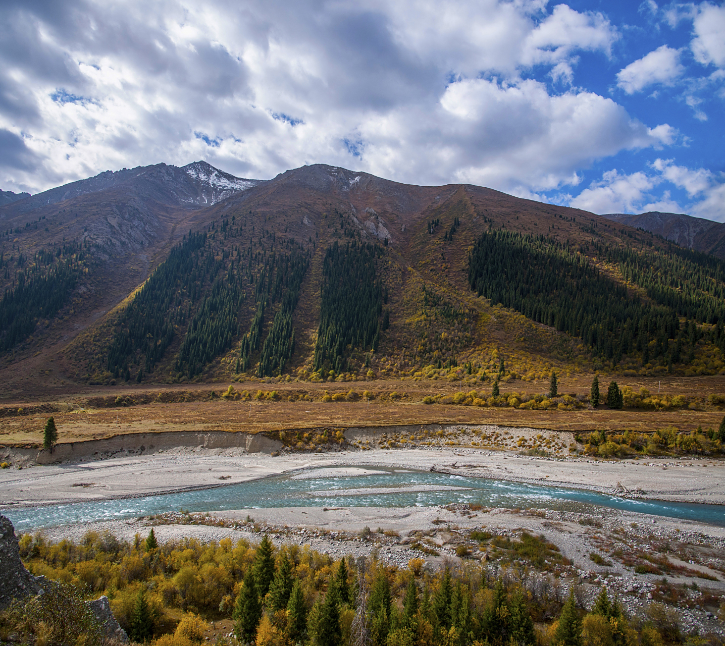 海子沟不仅是一个壮美的自然景区,它还保留着远古时代的秘密.