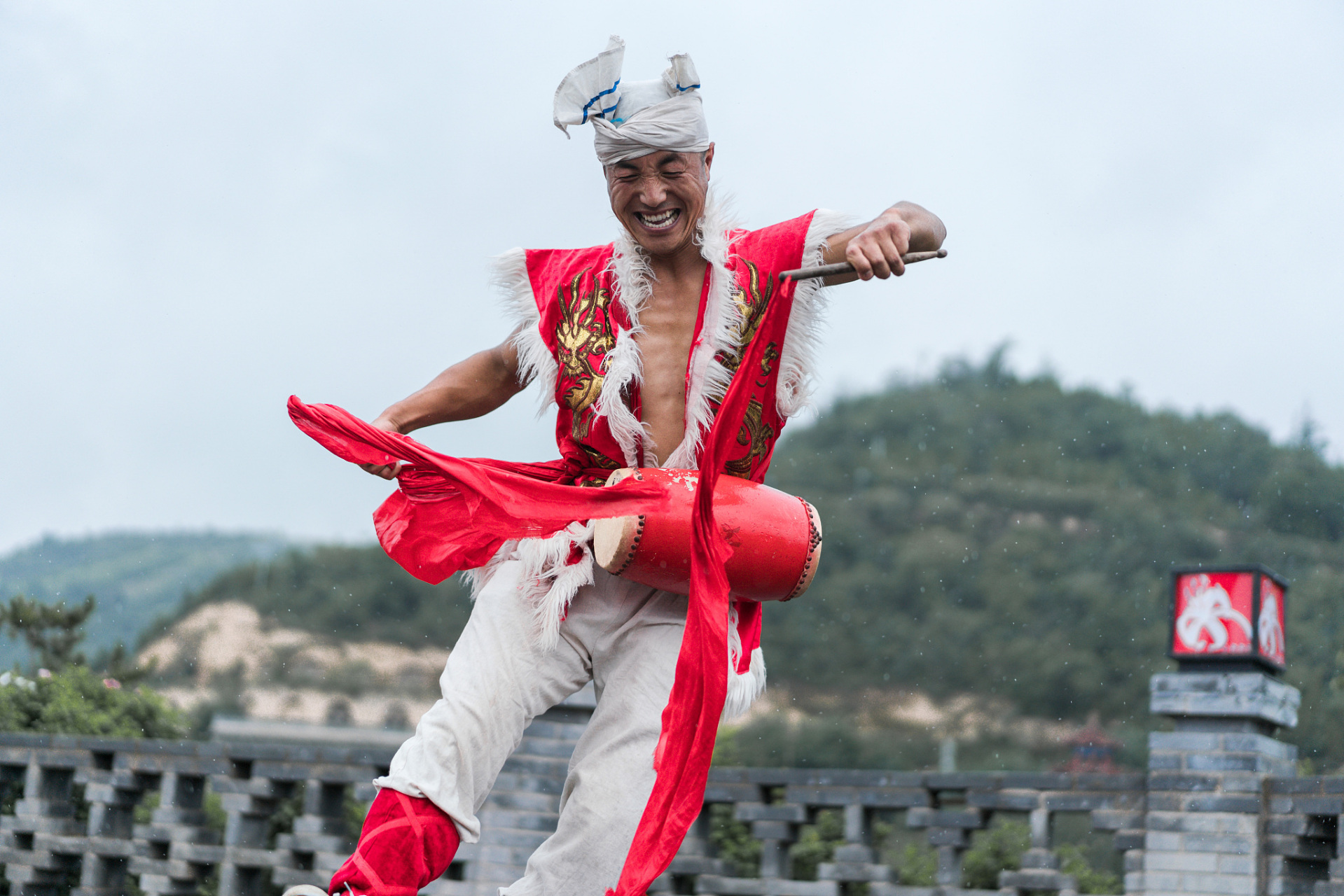 如果你来到陕西,你会发现这里的民间服饰有着独特的特点,色彩斑斓,还