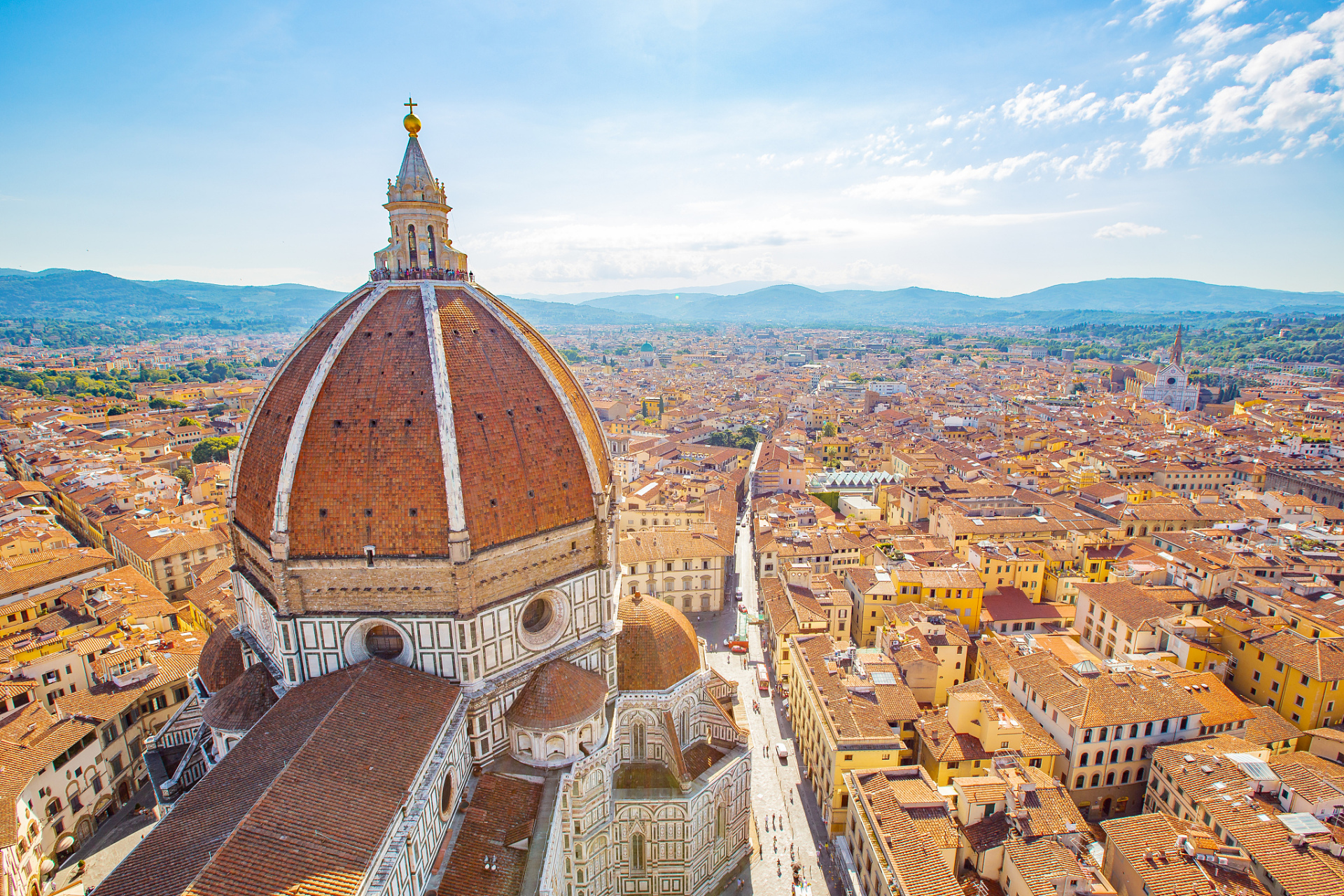 佛罗伦萨是极为著名的世界艺术之都,欧洲文化中心,欧洲文艺复兴运动的