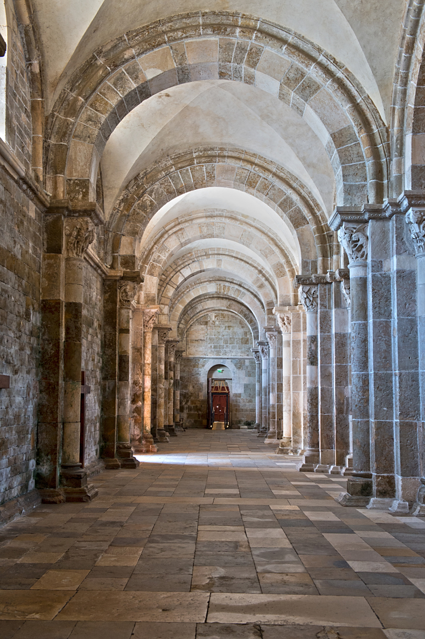 卢克莱修的宏伟巨著《物性论》遵照伊壁鸠鲁的做法,以赞美谴责享乐.