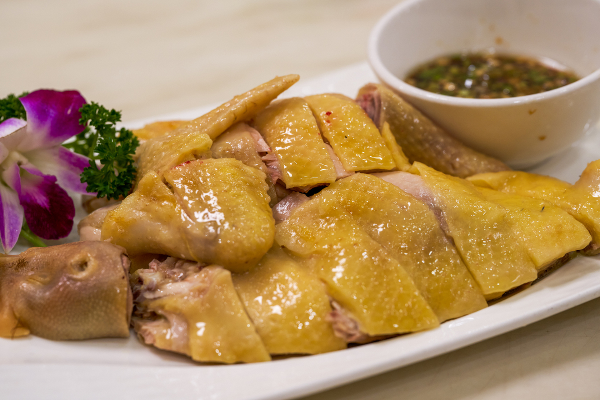 白切鸡是粤菜中的经典菜肴,属于广府菜,也是大湾区的美食之一,很多